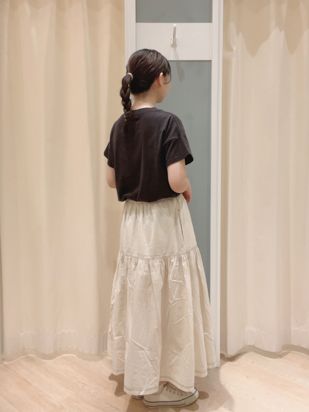 「SM2、Samansa Mos2、サマンサモスモス、ロゴT、Tシャツ、スカート、ティアードスカート、夏コーデ、初秋コーデ、カジュアルコーデ、シンプルコーデ」｜「CONVERSEのconverse コンバース AS CORK-PT OX オールスター コルクPT OX 31306290 ABC-MART限定 *NATURAL（スニーカー、ホワイト系）」を使った、𝙼 𝙸 𝚈 𝚄さん（レディース・158cm）の夏コーディネートの2枚目の写真