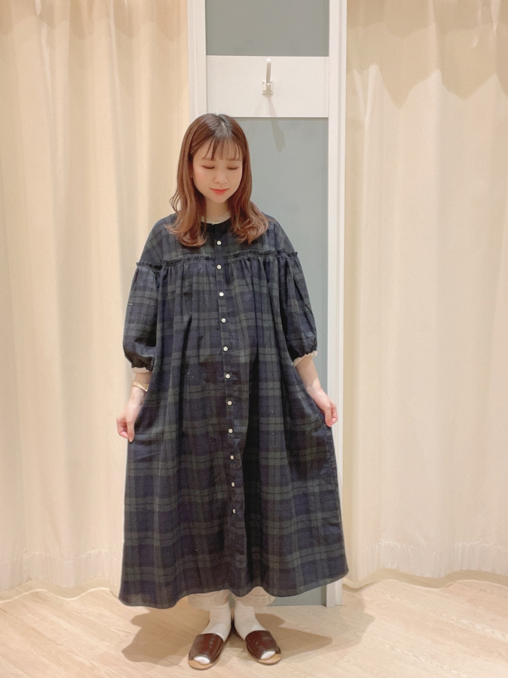 ホワイト系のトートバッグ、ブラウン系のサンダル、ブルー系のワンピースを着用したレディースの夏コーディネートの2枚目の写真