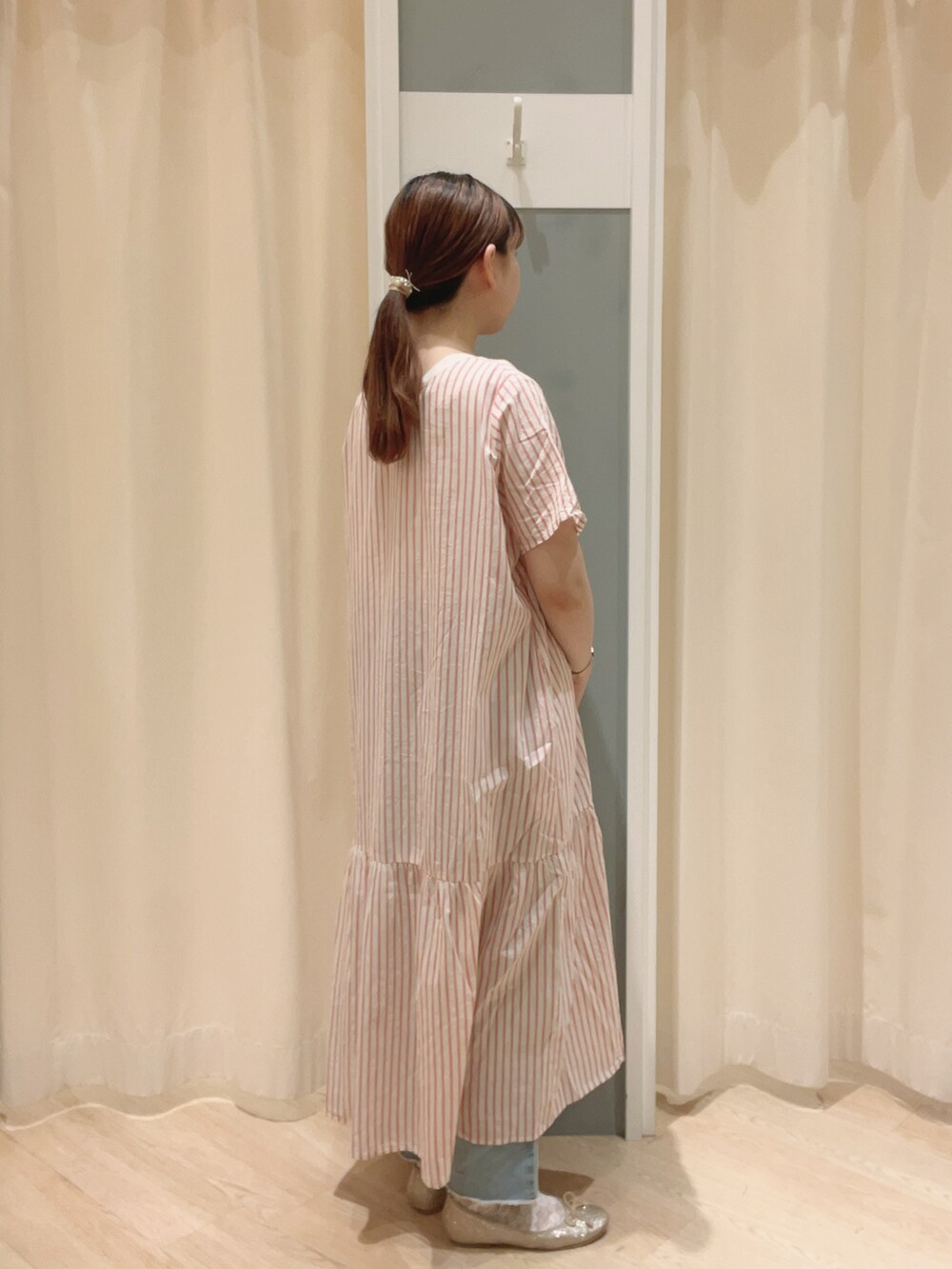 「Samansa Mos2、SM2、サマンサ モスモス(Samansa Mos2)、ワンピース、デニム、ストライプ、ストライプワンピース、ナチュラル、夏コーデ」｜「flowerのスパークルバレエシューズ（バレエシューズ、ゴールド系）」を使った、𝙼 𝙸 𝚈 𝚄さん（レディース・158cm）の夏コーディネートの2枚目の写真