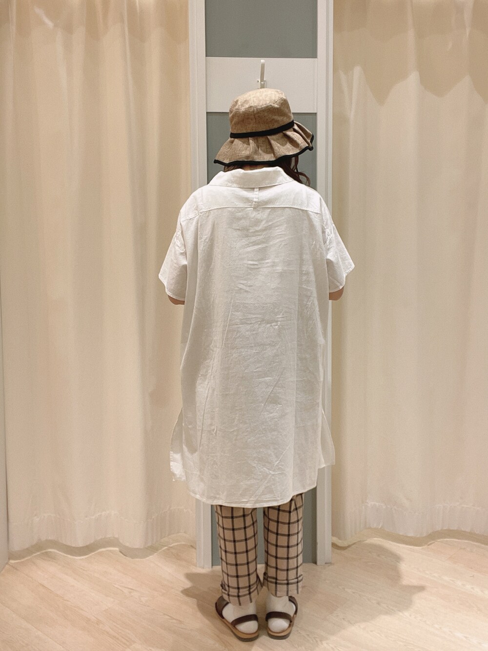 ベージュ系のトートバッグ、ブラウン系のサンダル、ブラウン系のその他パンツを着用したレディースの夏コーディネートの3枚目の写真