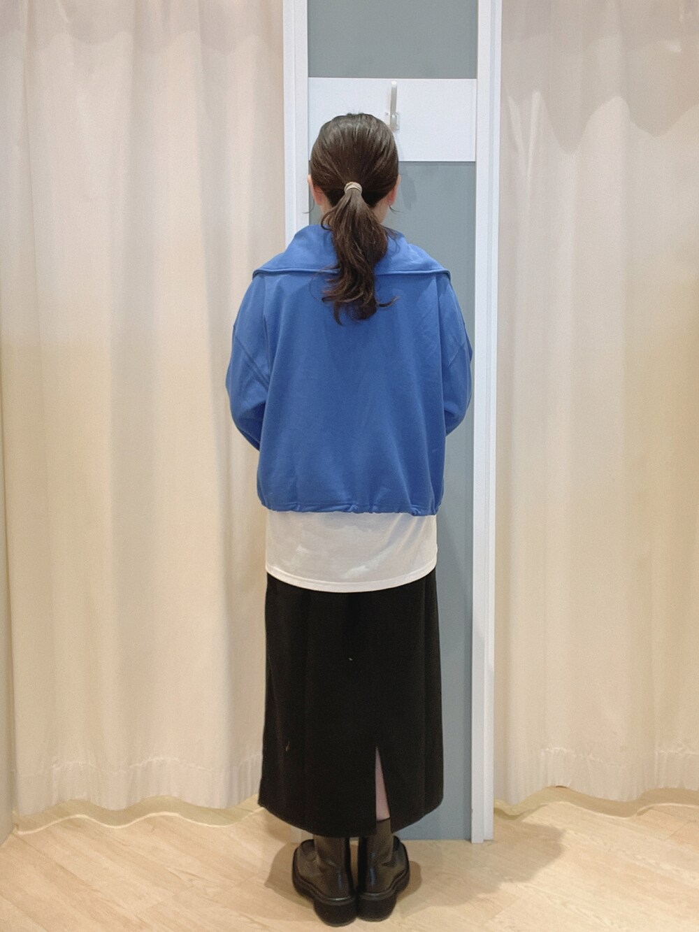 ブルー系のTシャツ/カットソー、ホワイト系のTシャツ/カットソー、ブラック系のスカートを着用したレディースの秋コーディネートの3枚目の写真