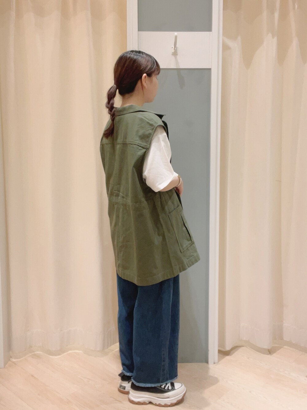 「Samansa Mos2、SM2、サマンサモスモス、シンプルコーデ、カジュアルコーデ、ロゴT、ベスト、デニム、カーキ、converse、夏コーデ、秋コーデ」｜「Samansa Mos2のデニム裾フリンジカーブパンツ（デニムパンツ、ブルー系）」を使った、𝙼 𝙸 𝚈 𝚄さん（レディース・158cm）の夏コーディネートの2枚目の写真