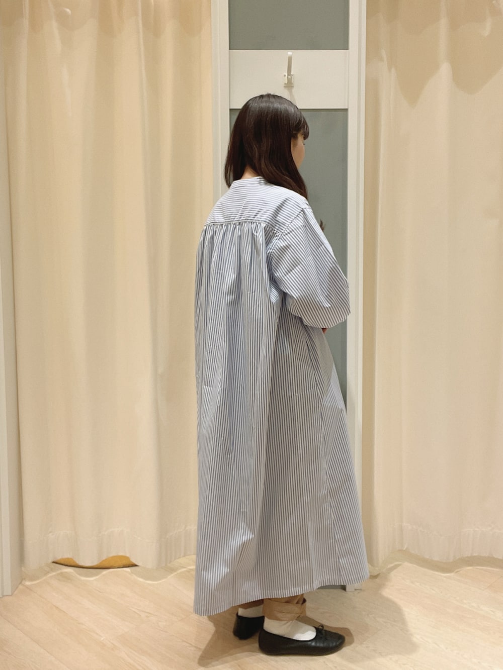 ブラック系のバレエシューズ、ブラック系のハンドバッグ、ベージュ系のその他パンツを着用したレディースの春コーディネートの3枚目の写真