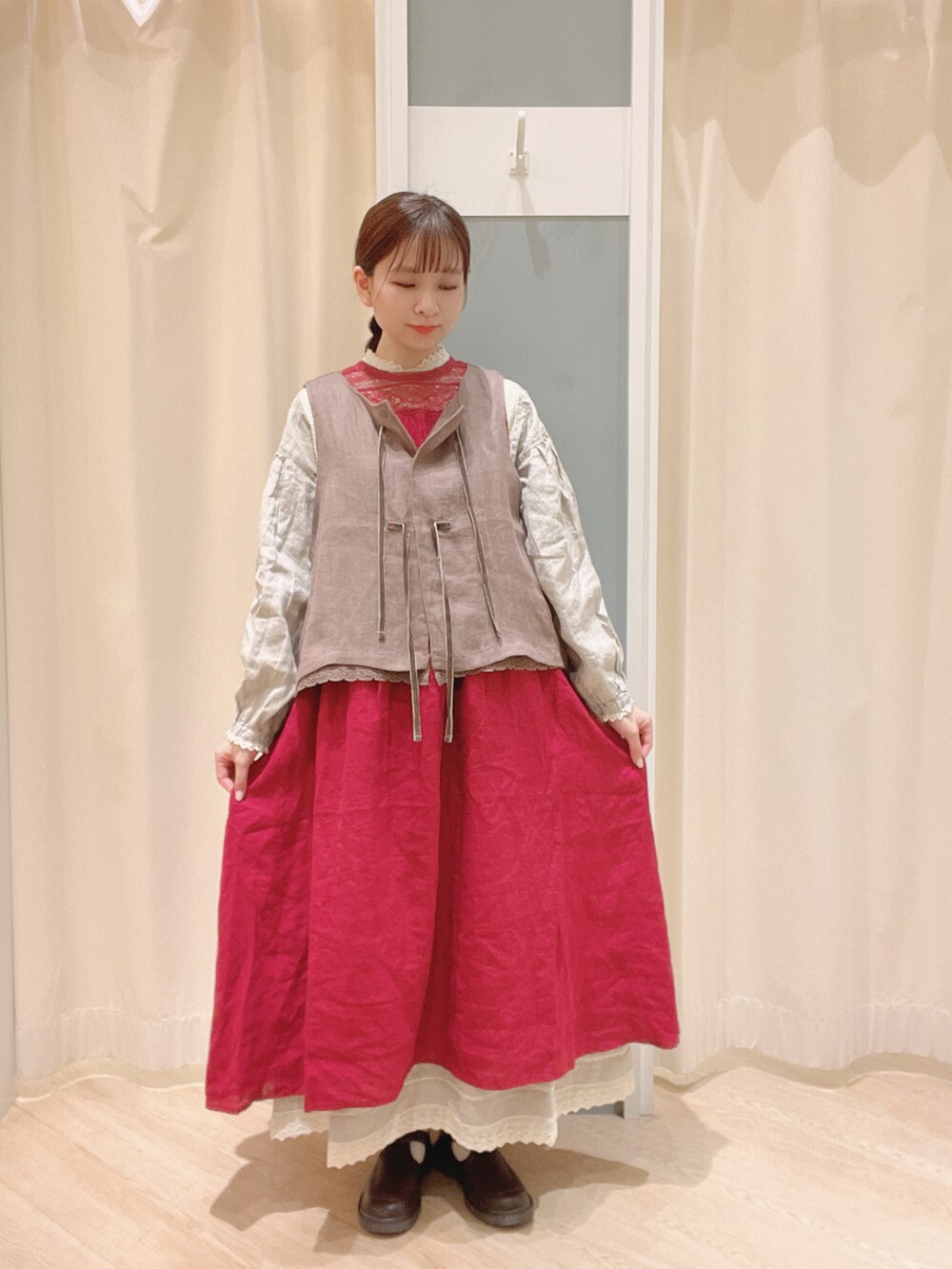 「Samansa Mos2、SM2、サマンサ モスモス(Samansa Mos2)、kazumiさんコラボ、ノースリーブワンピース、ワンピース、ベスト、前後着ベスト、リバーシブルベスト、レース、秋コーデ、レーススカート、ブラウス」｜「kazumiさん × SamansaMos2のアイテム（ワンピース/ドレス、レッド系）」を使った、𝙼 𝙸 𝚈 𝚄さん（レディース・158cm）の夏コーディネートの2枚目の写真