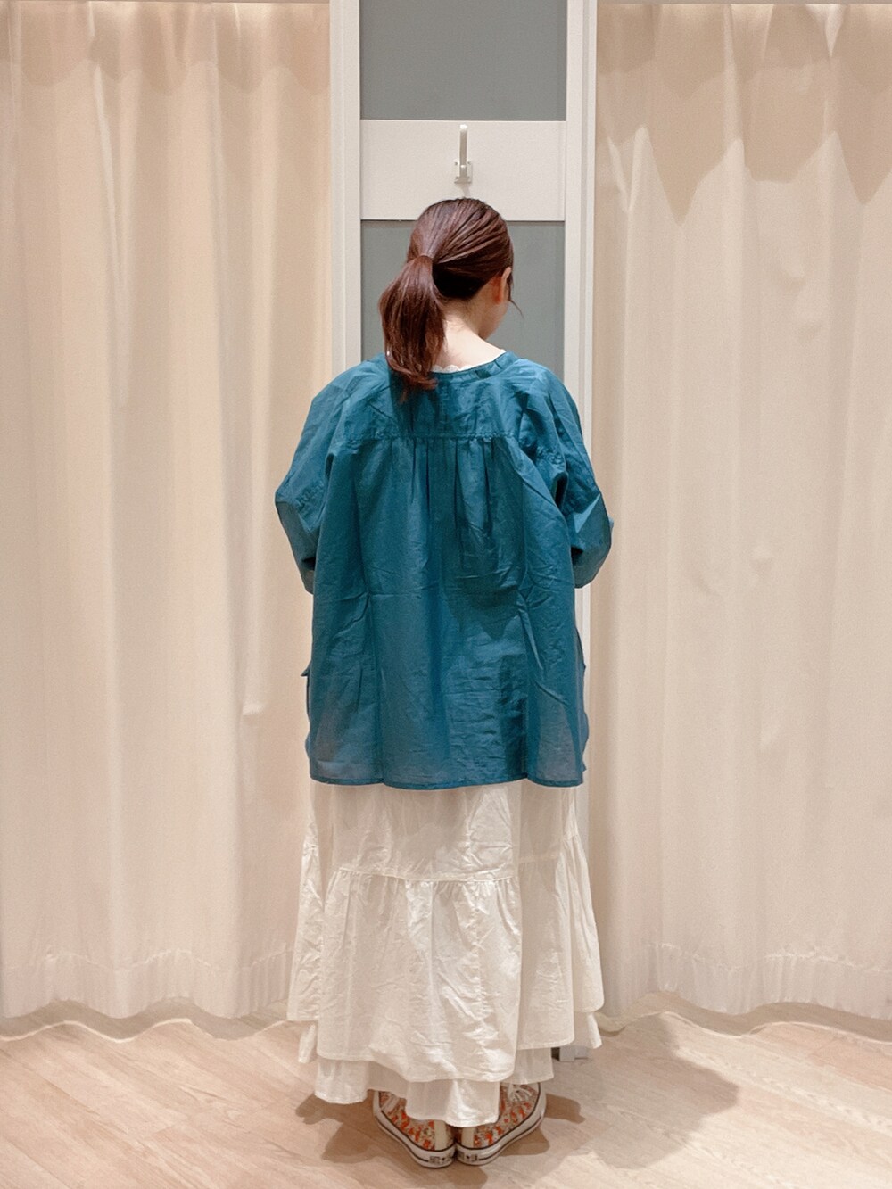 ホワイト系のスカート、グリーン系のシャツ/ブラウス、ホワイト系のTシャツ/カットソーを着用したレディースの春コーディネートの3枚目の写真