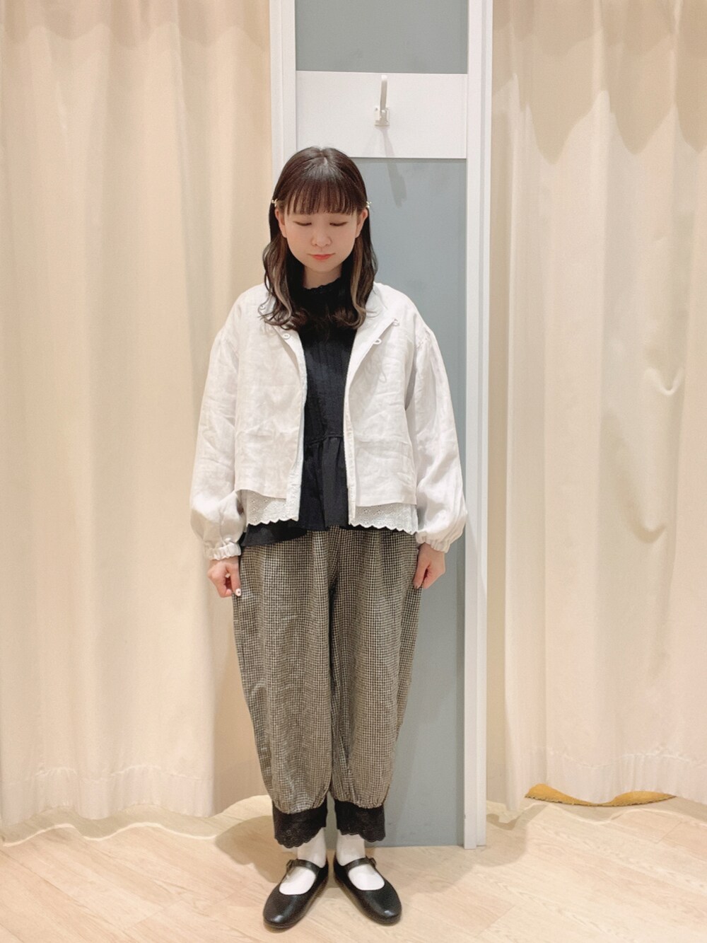 「Samansa Mos2、サマンサモスモス、SM2、ナチュラル、ナチュラルガーリー、大人ガーリー、大人かわいい、ガーリー、kazumi、レースパンツ、ブラウス、パンツ、ジャケット、レースジャケット、リバーシブル」｜「Samansa Mos2の前後着レース襟ブラウス（シャツ/ブラウス、ブラック系）」を使った、𝙼 𝙸 𝚈 𝚄さん（レディース・158cm）の冬コーディネートの2枚目の写真