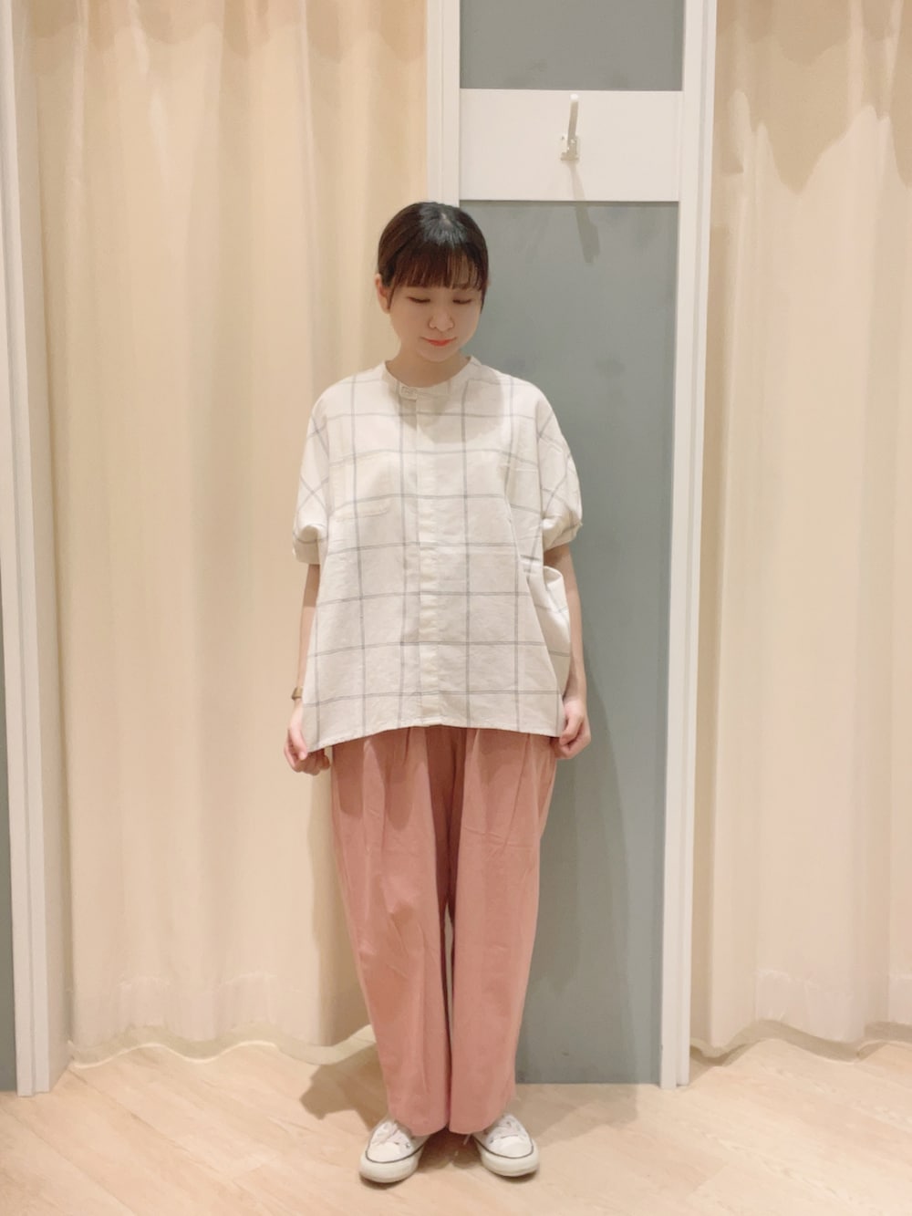 「Samansa Mos2、SM2、サマンサ モスモス(Samansa Mos2)、ブラウス、パンツスタイル、ストレートパンツ、かごバッグ、ナチュラル、夏コーデ、初秋コーデ」｜「Samansa Mos2の透かし編みアバカバッグ（ハンドバッグ、ホワイト系）」を使った、𝙼 𝙸 𝚈 𝚄さん（レディース・158cm）の夏コーディネートの2枚目の写真