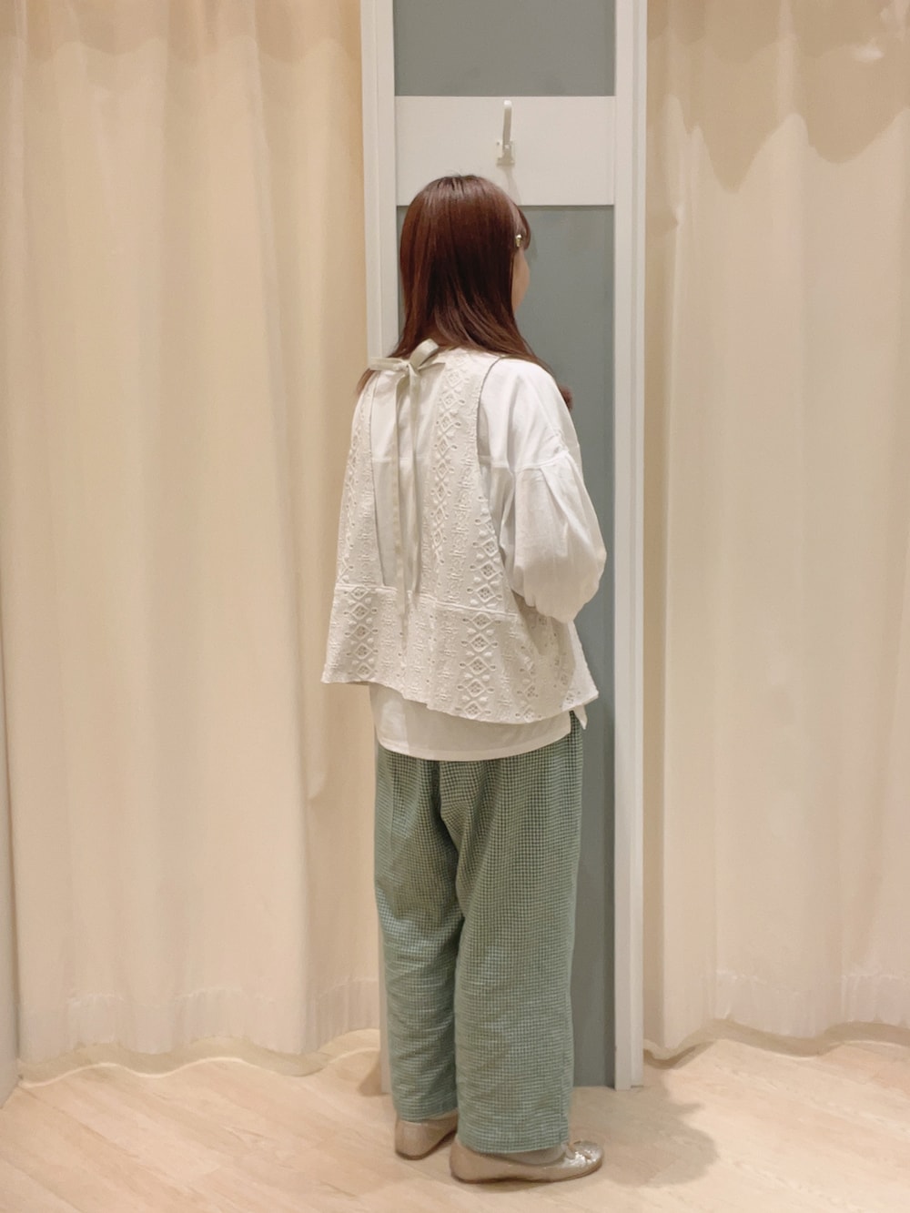 「Samansa Mos2、SM2、サマンサ モスモス(Samansa Mos2)、ナチュラル、ナチュラルガーリー、大人ガーリー、パンツスタイル、ギンガムチェック、ボリューム袖、ベスト、レース、リバーシブル、春コーデ、夏コーデ」｜「Samansa Mos2の【接触冷感 UVカット】のんびりリラックスパンツ（その他パンツ、グリーン系）」を使った、𝙼 𝙸 𝚈 𝚄さん（レディース・158cm）の春コーディネートの2枚目の写真