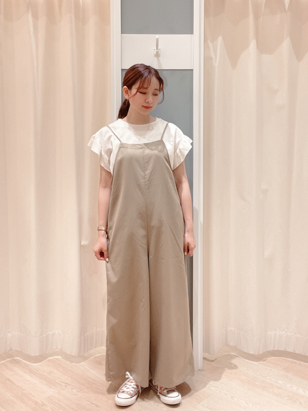 「Samansa Mos2、Samansa Mos2 blue、サマンサモスモスブルー、シンプル、カジュアル、カシュクール、カシュクールワンピース、キャミサロペット、converse」｜「Samansa Mos2 blueのカシュクールワンピース（ワンピース、パープル系）」を使った、𝙼 𝙸 𝚈 𝚄さん（レディース・158cm）の春コーディネートの2枚目の写真
