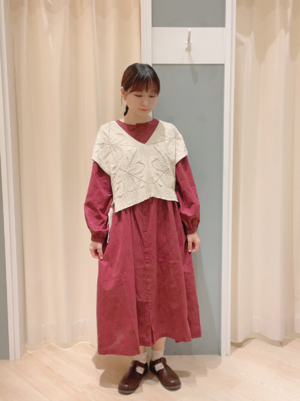 「SM2、Samansa Mos2、サマンサ モスモス(Samansa Mos2)、ワンピース、ベスト、リボン、がまぐちバック、がまぐちショルダー、刺繍、刺繍ワンピース、Tストラップシューズ、ガーリー、大人ガーリー、大人かわいい、秋コーデ」｜「Samansa Mos2のTストラップシューズ（ドレスシューズ、ブラウン系）」を使った、𝙼 𝙸 𝚈 𝚄さん（レディース・158cm）の夏コーディネートの2枚目の写真