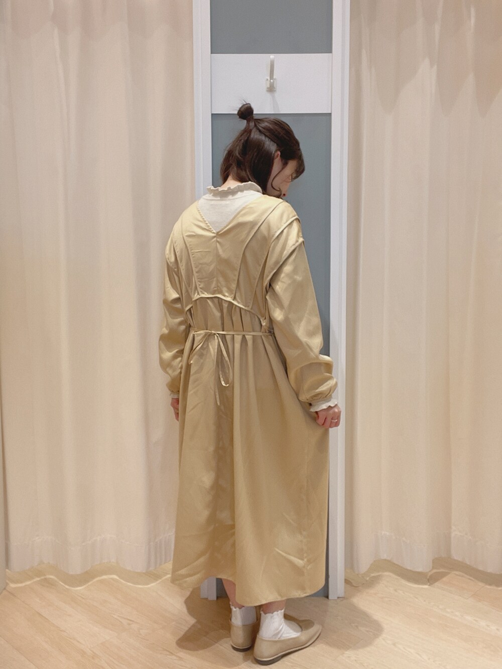 ベージュ系のその他シューズ、ベージュ系のワンピース、ホワイト系のニット/セーターを着用したレディースの冬コーディネートの2枚目の写真