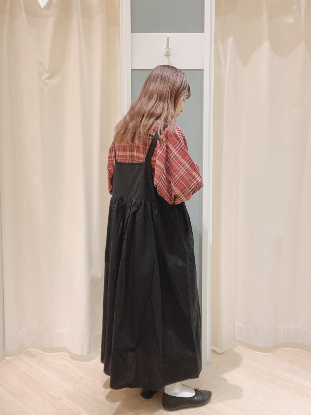 ブラック系のバレエシューズ、パープル系のトートバッグ、ブラック系のワンピースを着用したレディースの夏コーディネートの3枚目の写真