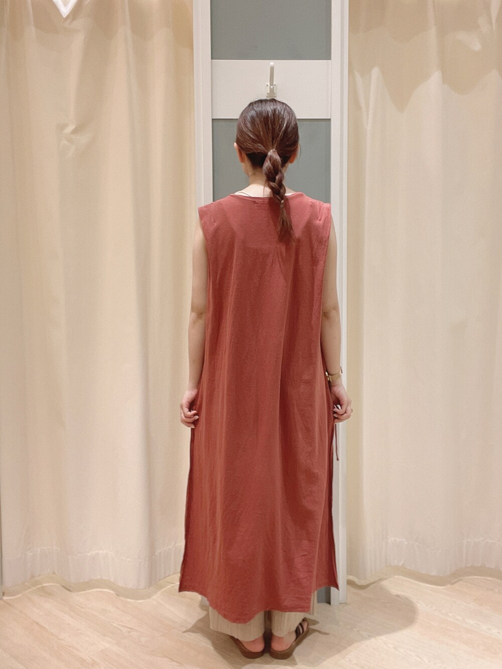 ブラウン系のサンダル、レッド系のワンピース、ベージュ系のその他パンツを着用したレディースの夏コーディネートの3枚目の写真