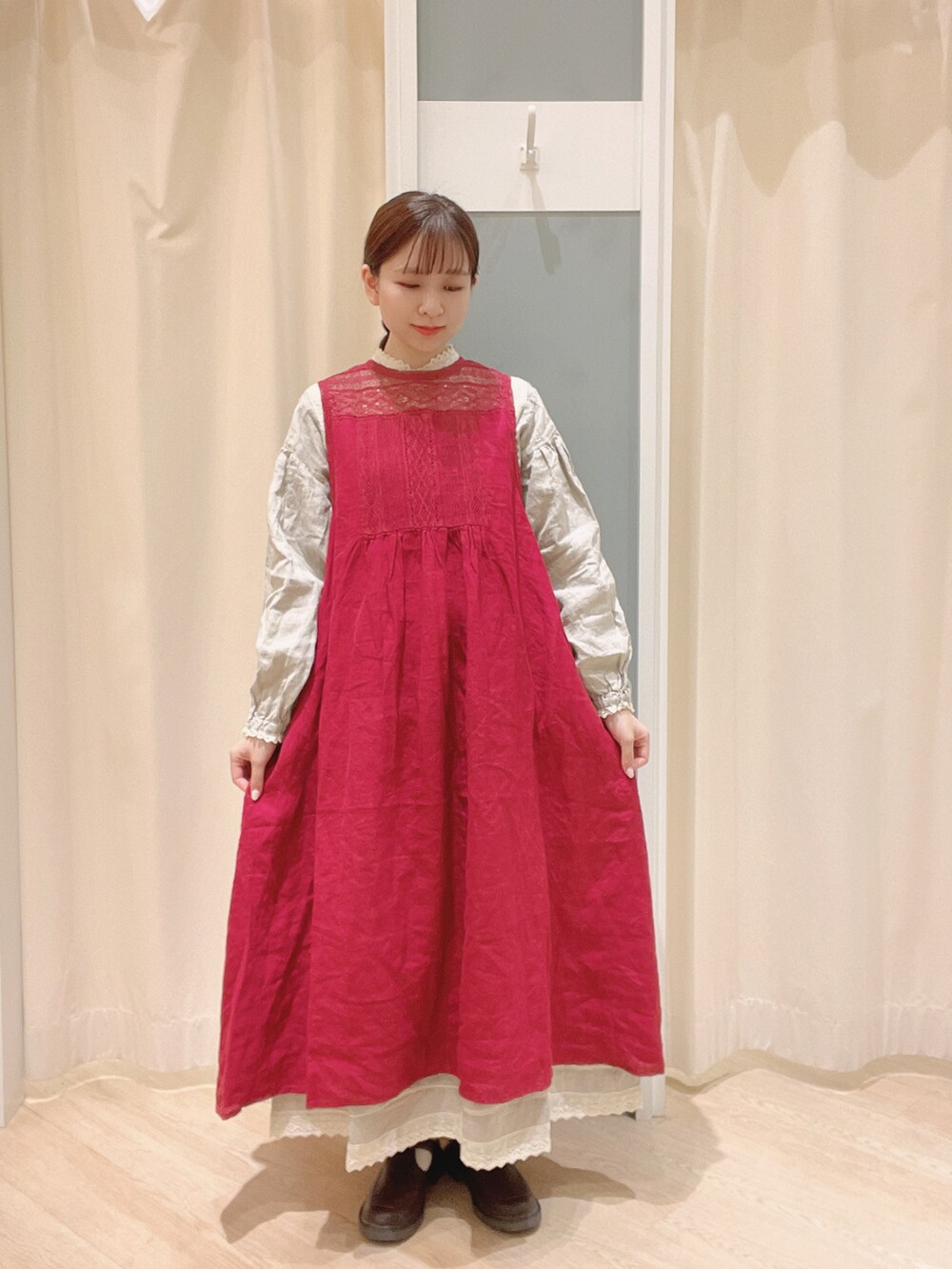 「Samansa Mos2、SM2、サマンサ モスモス(Samansa Mos2)、kazumiさんコラボ、ノースリーブワンピース、ワンピース、ベスト、前後着ベスト、リバーシブルベスト、レース、秋コーデ、レーススカート、ブラウス」｜「kazumiさん × SamansaMos2のアイテム（ワンピース/ドレス、レッド系）」を使った、𝙼 𝙸 𝚈 𝚄さん（レディース・158cm）の夏コーディネートの4枚目の写真