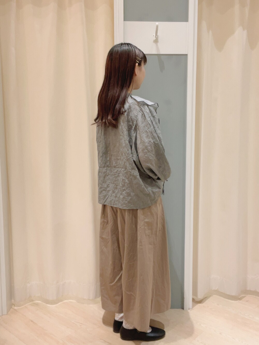 「Samansa Mos2、SM2、サマンサ モスモス(Samansa Mos2)、ブラウス、ガウチョパンツ、パンツスタイル、フリル、フリルブラウス、ナチュラル、ナチュラルガーリー」｜「Samansa Mos2のワンストラップシューズ（ドレスシューズ、ブラック系）」を使った、𝙼 𝙸 𝚈 𝚄さん（レディース・158cm）の夏コーディネートの3枚目の写真
