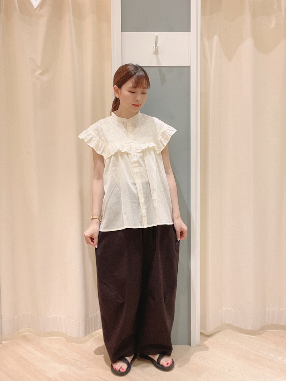 ホワイト系のかごバッグ、ブラック系のサンダル、ホワイト系のシャツ/ブラウスを着用したレディースの夏コーディネートの2枚目の写真