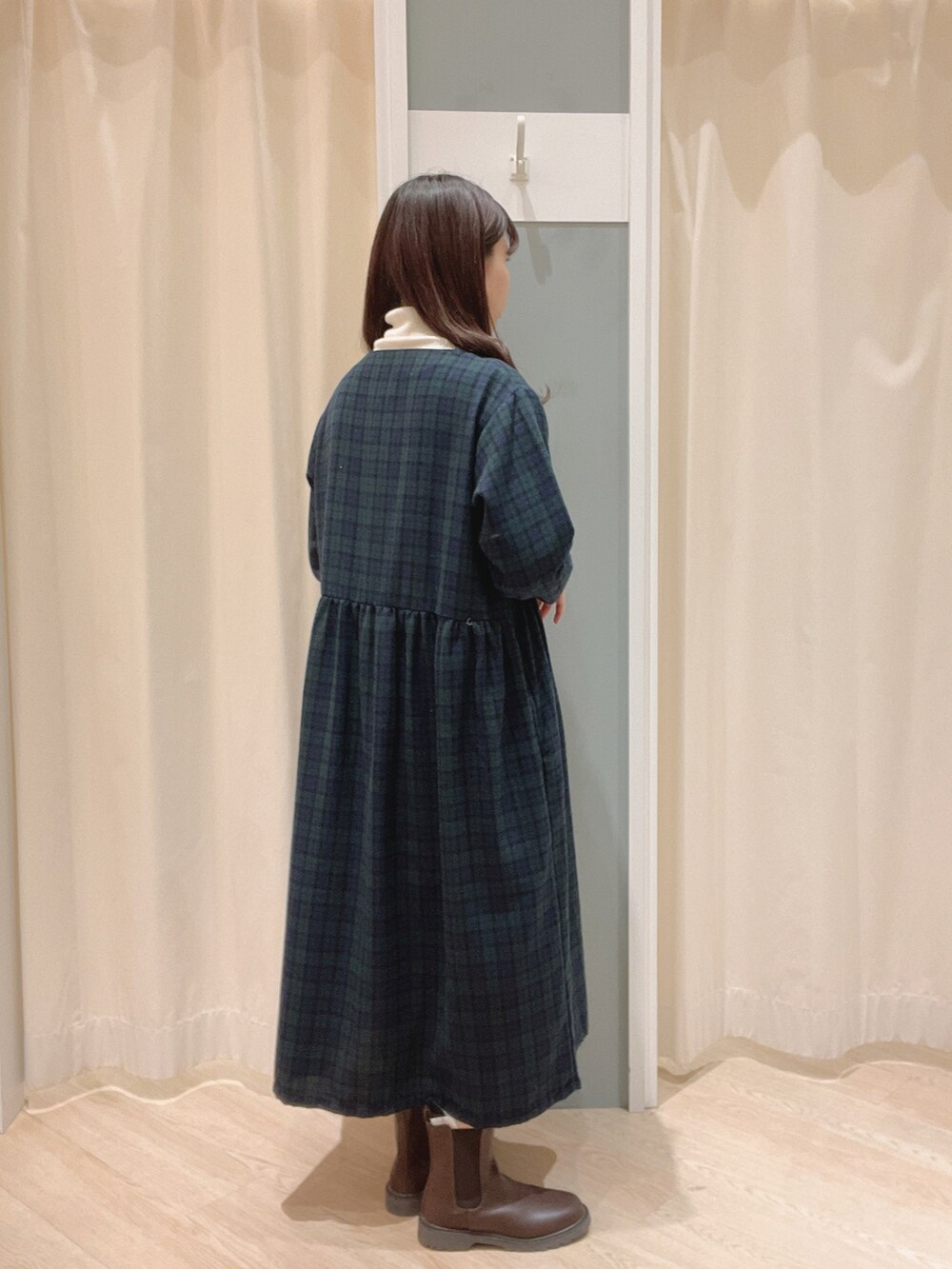 「SM2、Samansa Mos2、サマンサ モスモス(Samansa Mos2)、リバーシブル、ワンピース、ガーリー、大人かわいい、ナチュラルガーリー、リブタートルネック、サイドゴアブーツ、秋冬コーデ、冬コーデ、ボアコート、リバーシブルコート」｜「Samansa Mos2の【マシンウォッシャブル】リブタートルネックニット（ニット/セーター、ホワイト系）」を使った、𝙼 𝙸 𝚈 𝚄さん（レディース・158cm）の秋コーディネートの4枚目の写真