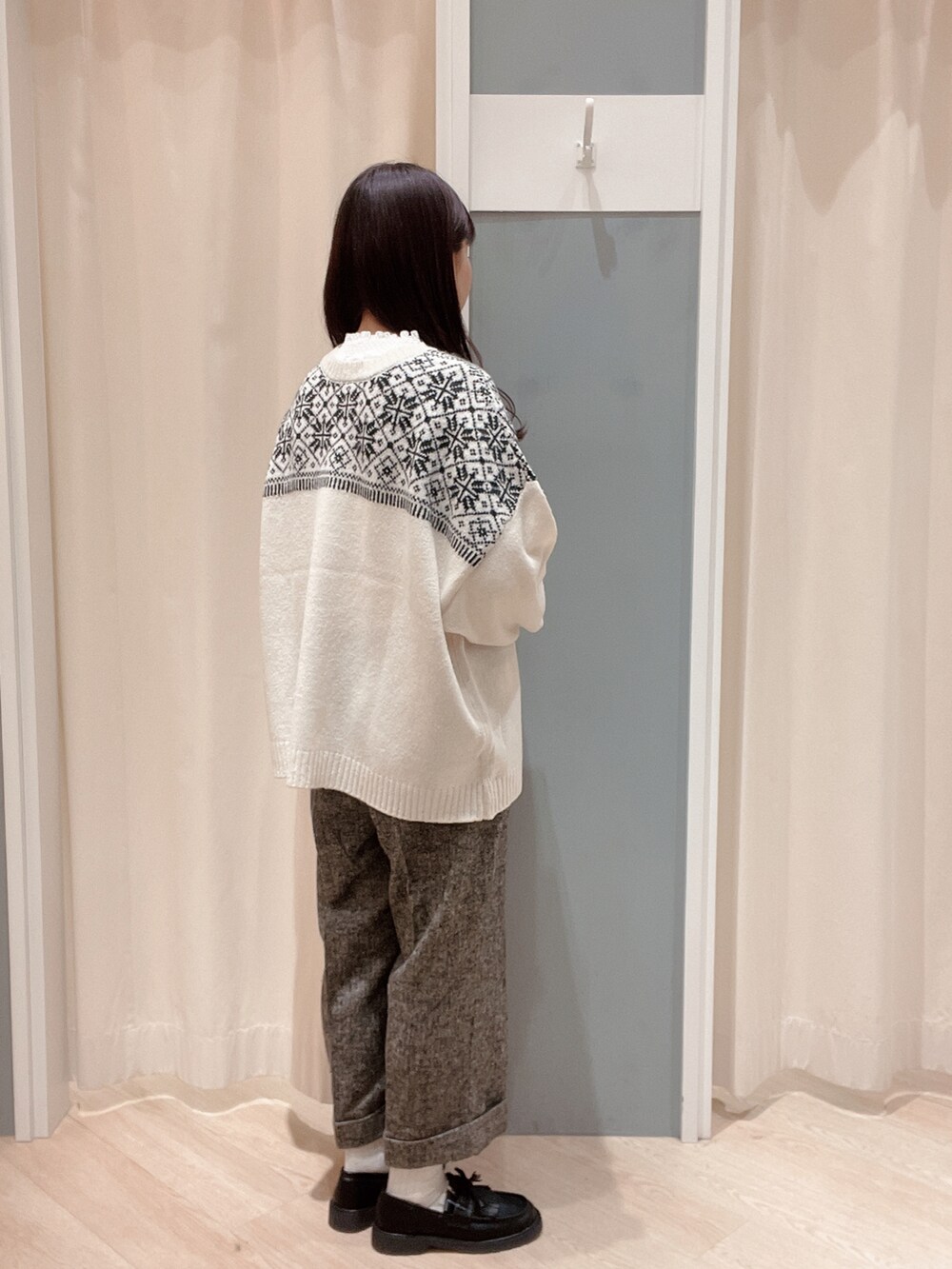 「Samansa Mos2、サマンサ モスモス(Samansa Mos2)、SM2、ナチュラル、シンプルコーデ、ナチュラルガーリー、カーディガン、冬コーデ、秋冬コーデ」｜「Samansa Mos2のフリンジリボンローファー（ローファー、ブラック系）」を使った、𝙼 𝙸 𝚈 𝚄さん（レディース・158cm）の冬コーディネートの3枚目の写真