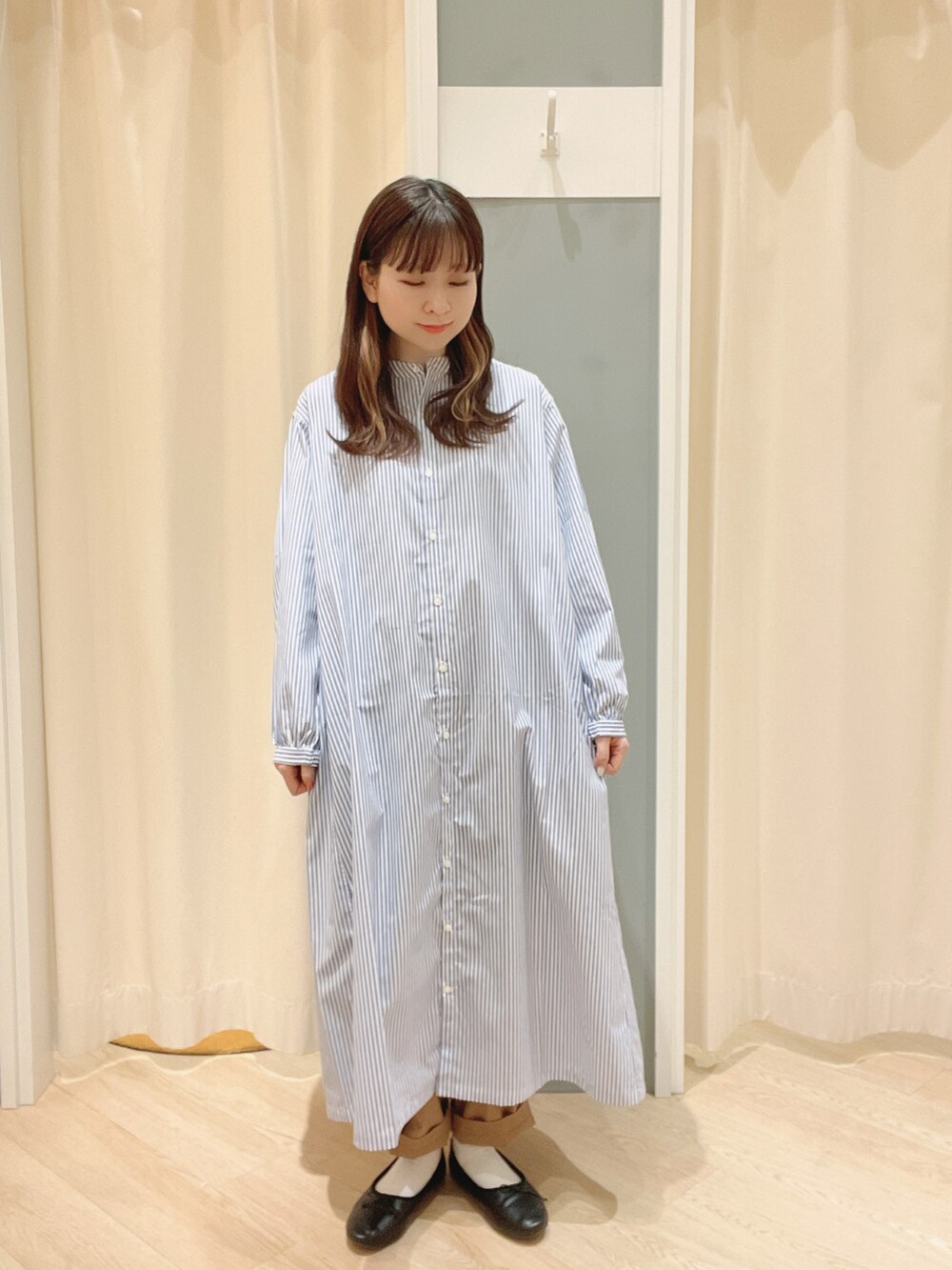 ブラック系のバレエシューズ、ブラック系のハンドバッグ、ベージュ系のその他パンツを着用したレディースの春コーディネートの2枚目の写真