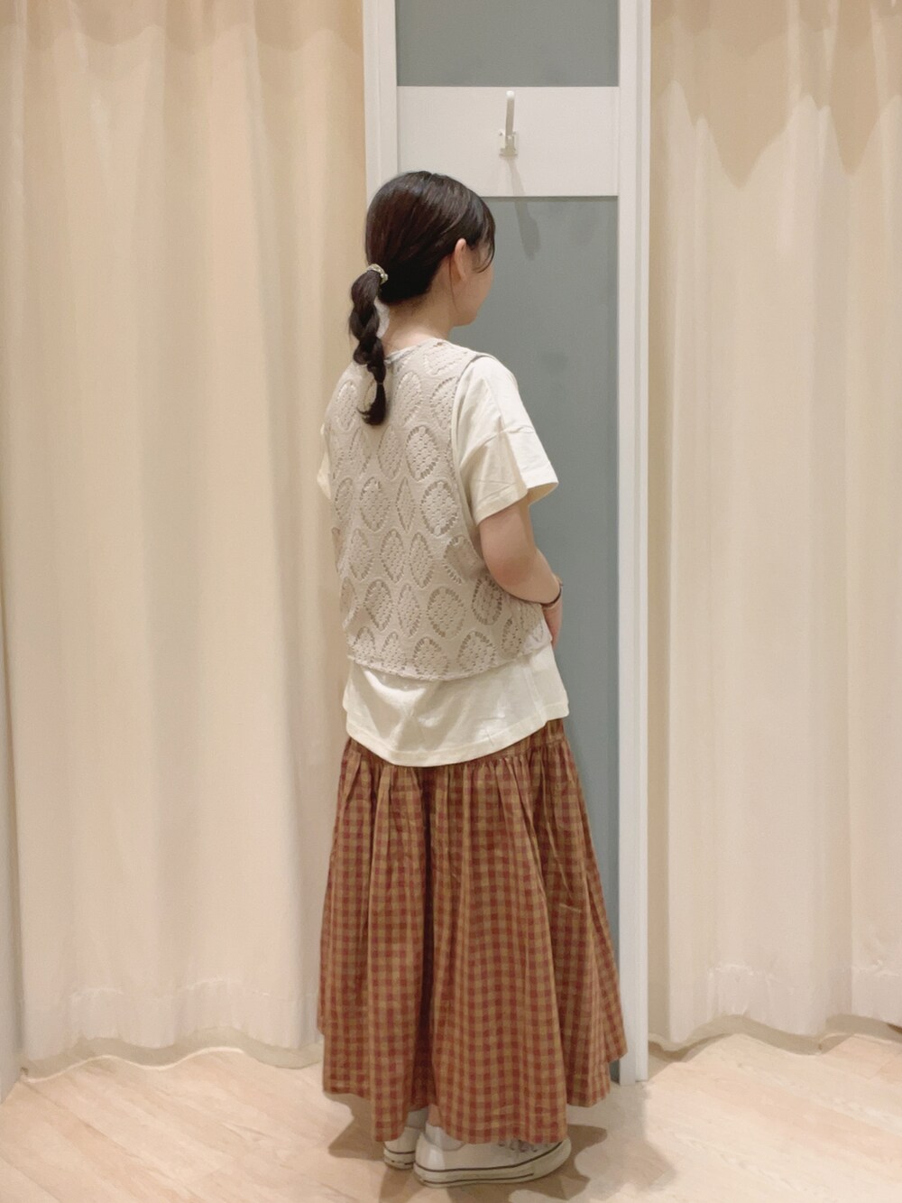 「Samansa Mos2、サマンサ モスモス(Samansa Mos2)、SM2、ナチュラル、ナチュラルガーリー、レトロ、レトロガーリー、Tシャツ、ロゴT、ティアードスカート、スカート、夏コーデ、秋コーデ」｜「CONVERSEのconverse コンバース AS CORK-PT OX オールスター コルクPT OX 31306290 ABC-MART限定 *NATURAL（スニーカー、ホワイト系）」を使った、𝙼 𝙸 𝚈 𝚄さん（レディース・158cm）の夏コーディネートの2枚目の写真