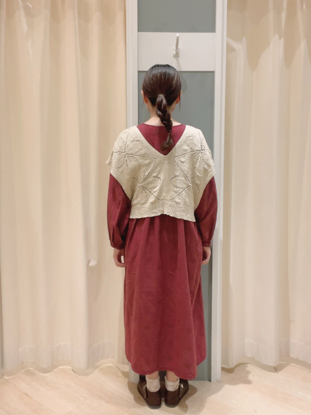「SM2、Samansa Mos2、サマンサ モスモス(Samansa Mos2)、ワンピース、ベスト、リボン、がまぐちバック、がまぐちショルダー、刺繍、刺繍ワンピース、Tストラップシューズ、ガーリー、大人ガーリー、大人かわいい、秋コーデ」｜「Samansa Mos2のTストラップシューズ（ドレスシューズ、ブラウン系）」を使った、𝙼 𝙸 𝚈 𝚄さん（レディース・158cm）の夏コーディネートの4枚目の写真