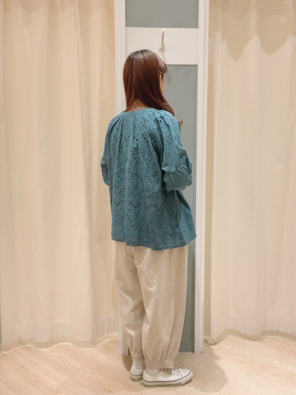 グリーン系のシャツ/ブラウス、ブラック系のタンクトップ、ホワイト系のその他パンツを着用したレディースの夏コーディネートの2枚目の写真