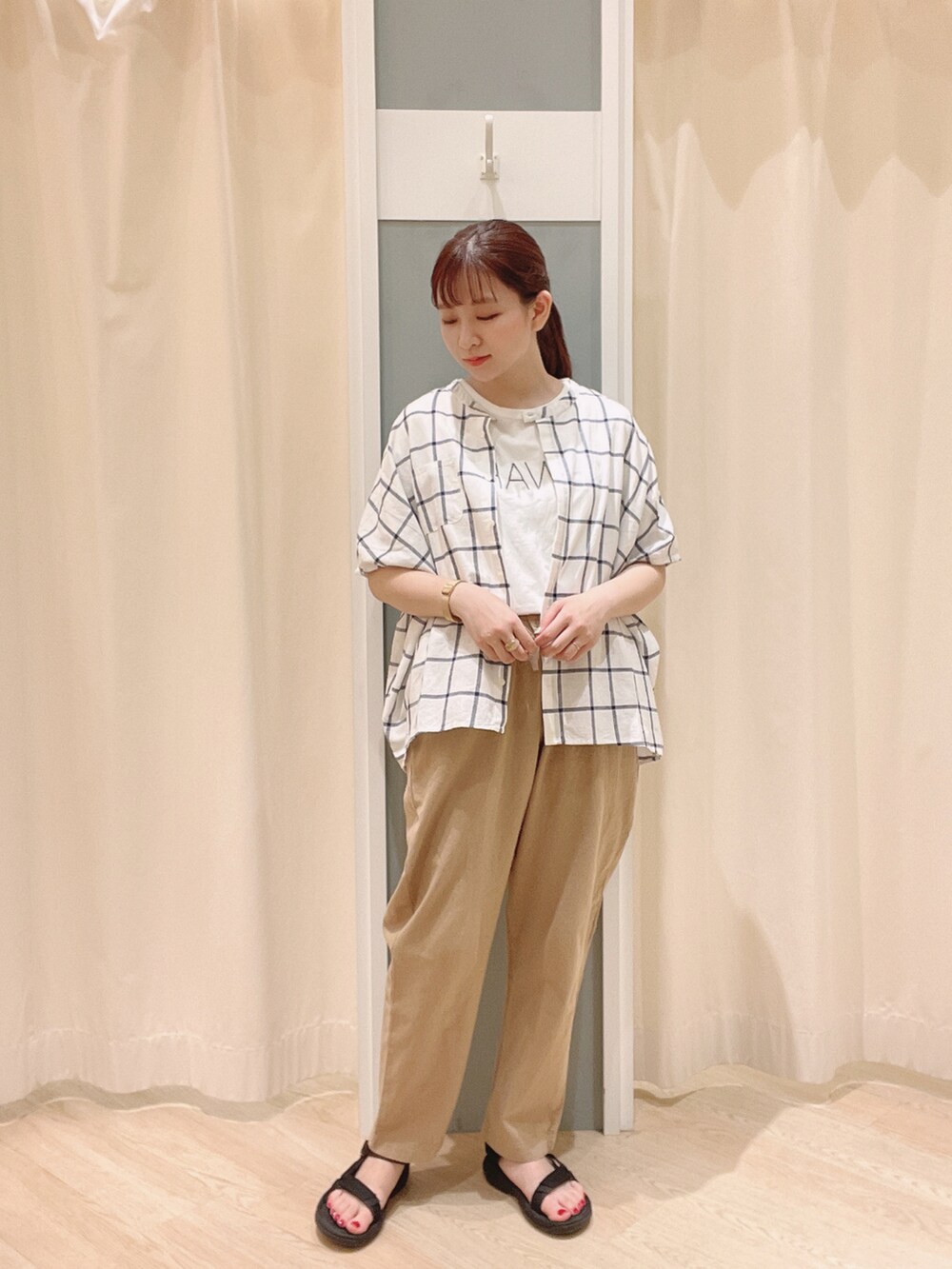 ブラック系のサンダル、ホワイト系のトートバッグ、ベージュ系のその他パンツを着用したレディースの夏コーディネートの2枚目の写真