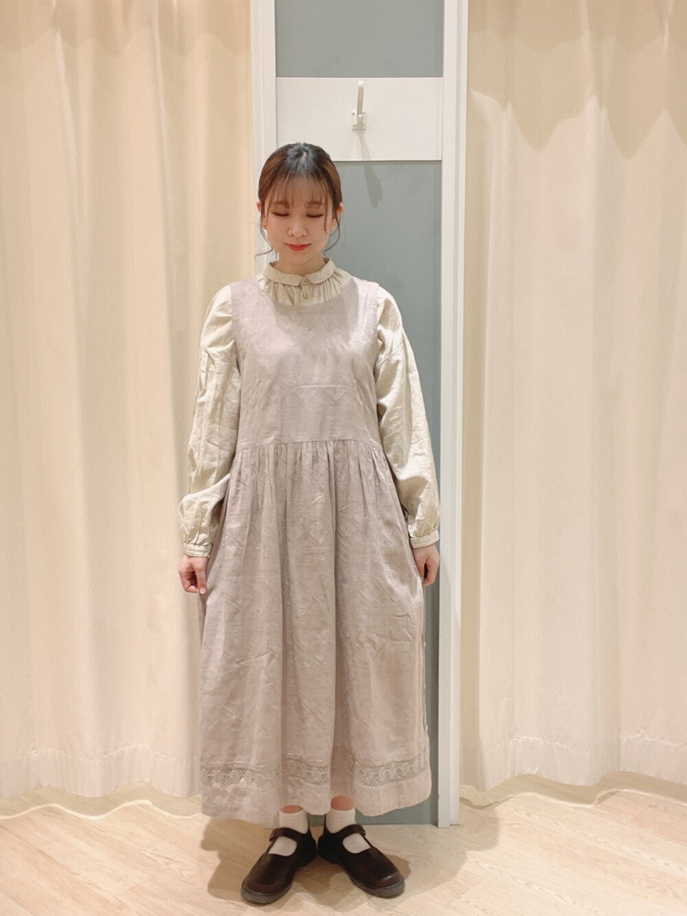 ベージュ系のエコバッグ/サブバッグ、ブラウン系のその他シューズ、ベージュ系のワンピースを着用したレディースの春コーディネートの2枚目の写真