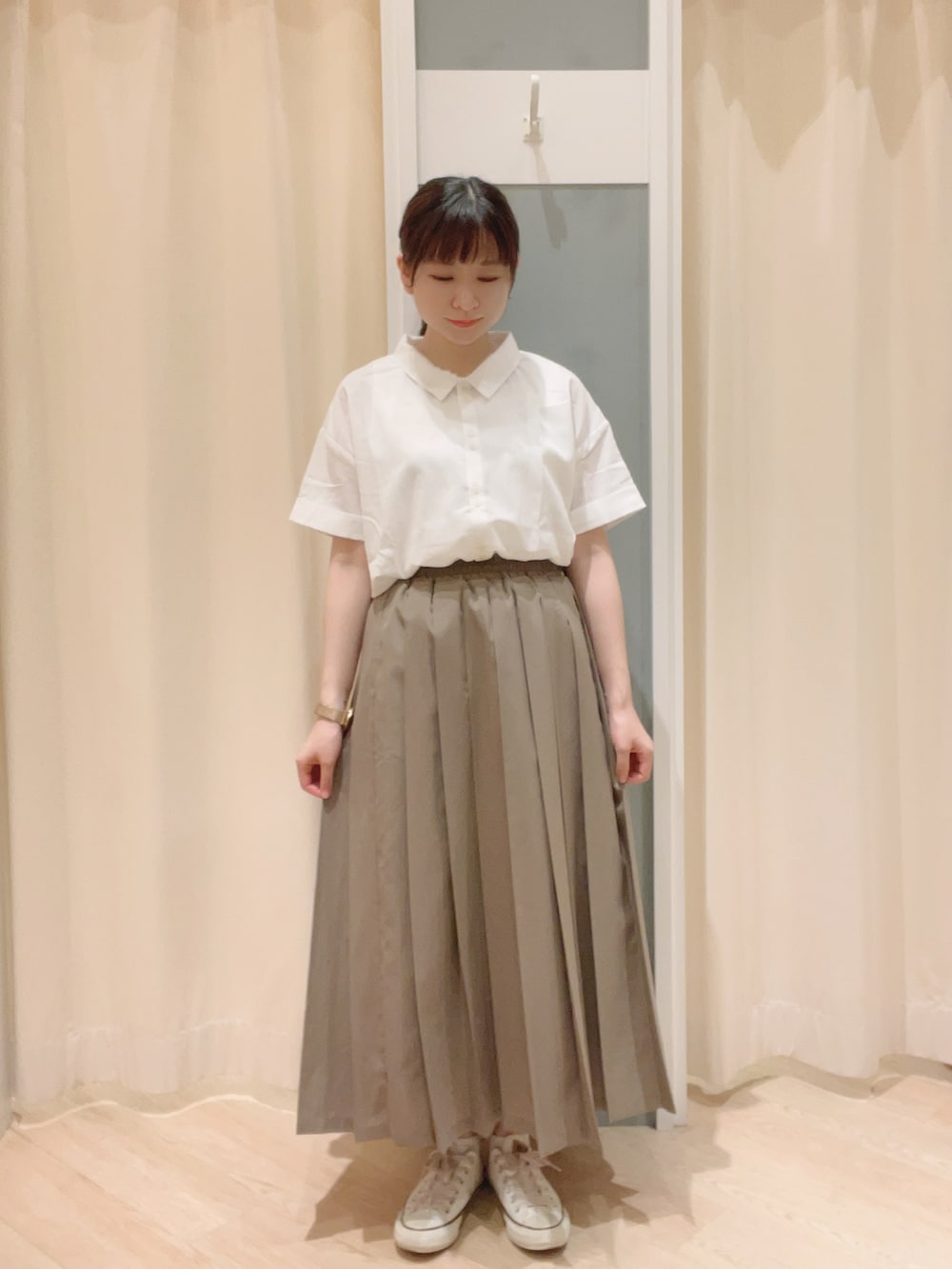 「SM2、Samansa Mos2、サマンサ モスモス(Samansa Mos2)、ナチュラル、ナチュラルガーリー、プリーツスカート、スカート、シャツスタイル、かごバッグ、夏コーデ」｜「Samansa Mos2のアバカバッグ（かごバッグ、ブラウン系）」を使った、𝙼 𝙸 𝚈 𝚄さん（レディース・158cm）の夏コーディネートの2枚目の写真