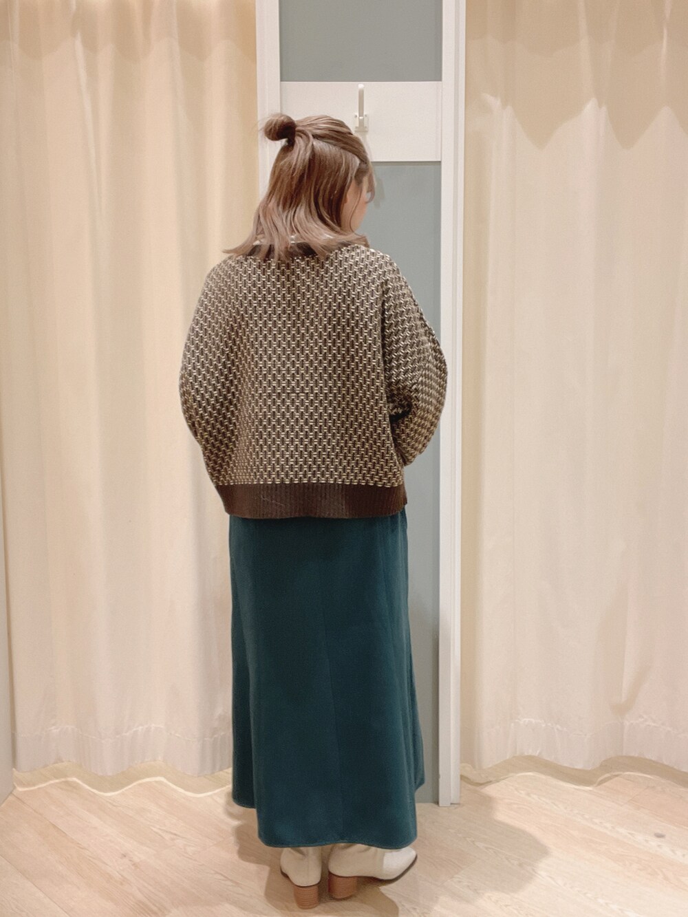 ホワイト系のブーツ、ホワイト系のTシャツ/カットソー、ホワイト系のノーカラージャケットを着用したレディースの冬コーディネートの2枚目の写真