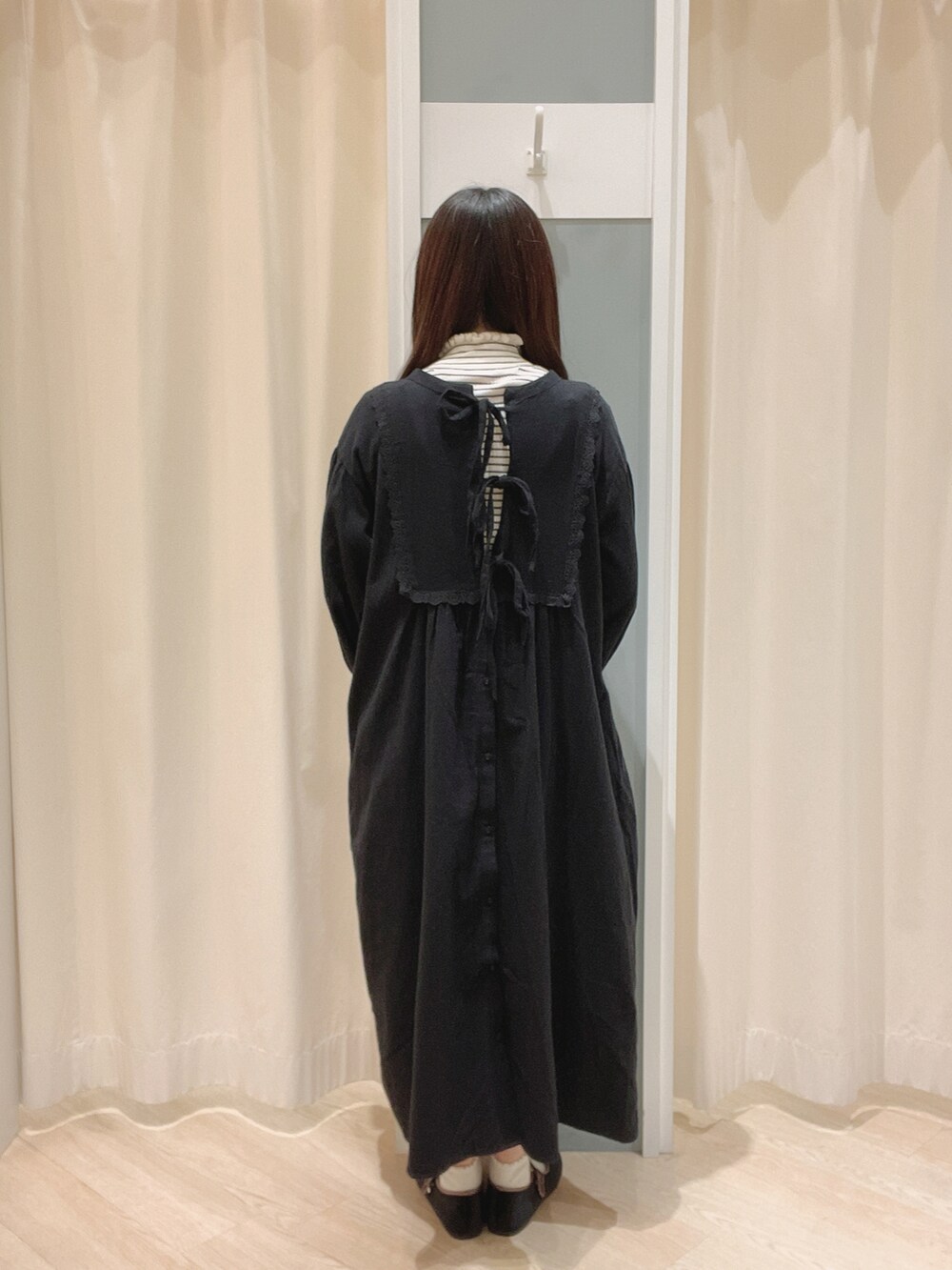 「SM2、Samansa Mos2 blue、サマンサ モスモス(Samansa Mos2)、ナチュラル、ナチュラルガーリー、ガーリー、ワンピース、バックリボン、リボン、秋冬コーデ、冬コーデ」｜「Samansa Mos2のベロアパイピングシューズ（ドレスシューズ、ブラック系）」を使った、𝙼 𝙸 𝚈 𝚄さん（レディース・158cm）の冬コーディネートの3枚目の写真