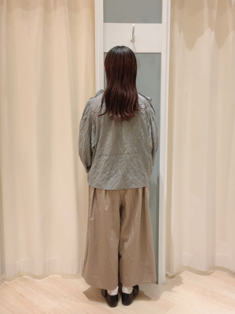 「Samansa Mos2、SM2、サマンサ モスモス(Samansa Mos2)、ブラウス、ガウチョパンツ、パンツスタイル、フリル、フリルブラウス、ナチュラル、ナチュラルガーリー」｜「Samansa Mos2のワンストラップシューズ（ドレスシューズ、ブラック系）」を使った、𝙼 𝙸 𝚈 𝚄さん（レディース・158cm）の夏コーディネートの4枚目の写真