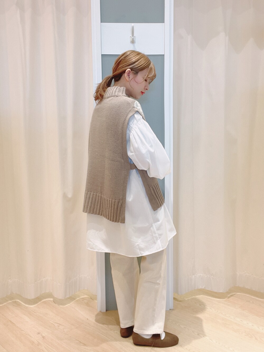 ブラウン系のその他シューズ、ホワイト系のトートバッグ、ホワイト系のデニムパンツを着用したレディースの冬コーディネートの2枚目の写真