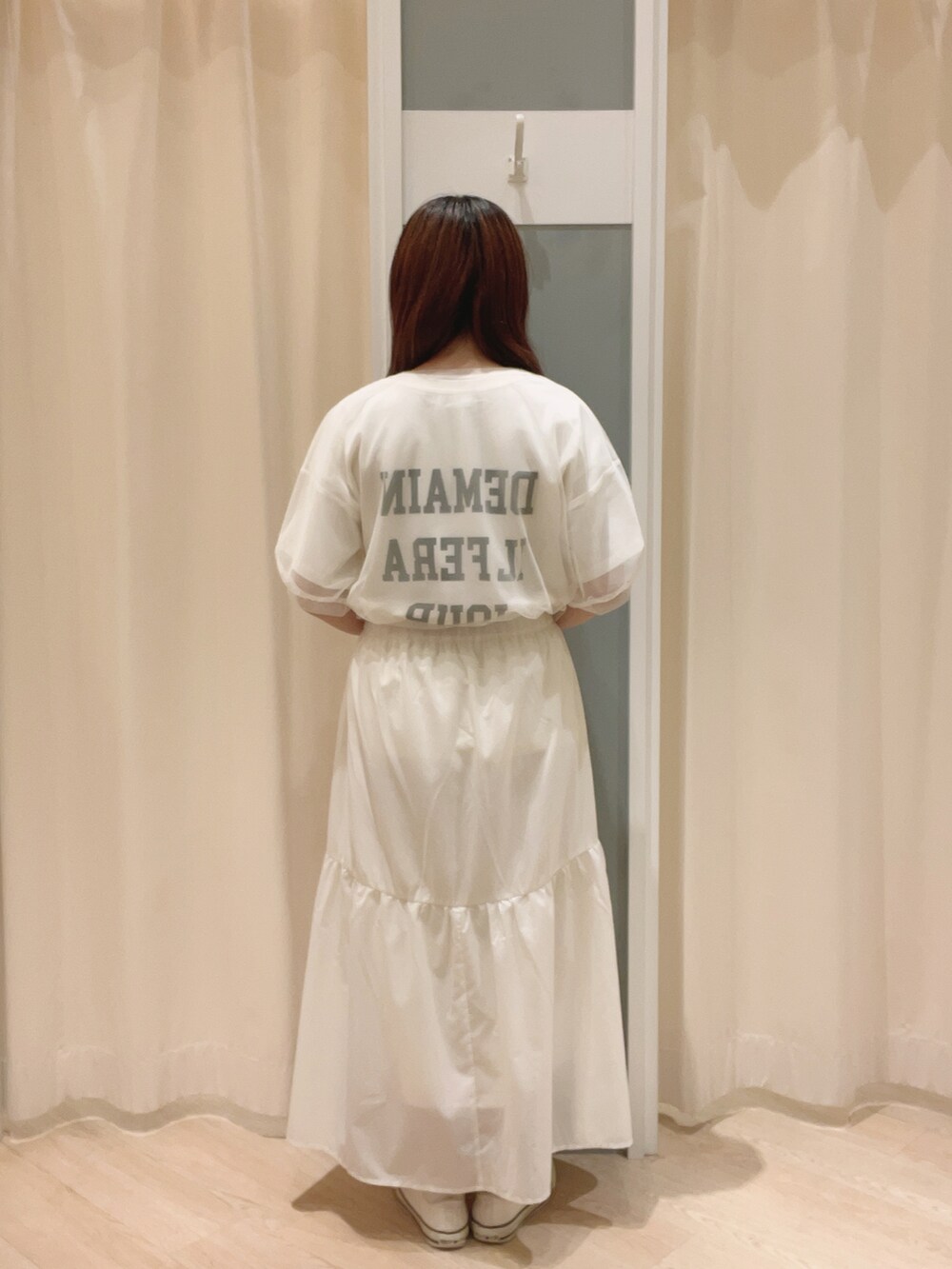 「Samansa Mos2、サマンサ モスモス(Samansa Mos2)、SM2、シンプルコーデ、ナチュラル、レイヤードスタイル、ホワイトコーデ、Tシャツ、スカート、夏コーデ」｜「CONVERSEのconverse コンバース AS CORK-PT OX オールスター コルクPT OX 31306290 ABC-MART限定 *NATURAL（スニーカー、ホワイト系）」を使った、𝙼 𝙸 𝚈 𝚄さん（レディース・158cm）の夏コーディネートの3枚目の写真