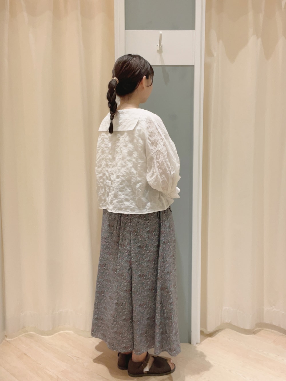 「Samansa Mos2、SM2、サマンサ モスモス(Samansa Mos2)、メルカドバッグ、バッグ、シア―ブラウス、シアー、セーラーカラー、スカート、花柄、花柄スカート、レトロ、ナチュラル、ナチュラルガーリー、夏コーデ」｜「Samansa Mos2のアンクルストラップクロスサンダル（サンダル、ブラウン系）」を使った、𝙼 𝙸 𝚈 𝚄さん（レディース・158cm）の夏コーディネートの3枚目の写真