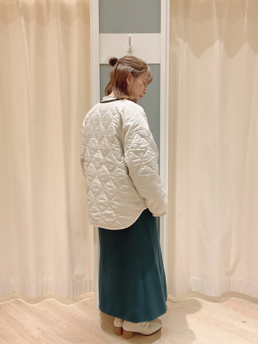 ホワイト系のブーツ、ホワイト系のTシャツ/カットソー、ホワイト系のノーカラージャケットを着用したレディースの冬コーディネートの4枚目の写真