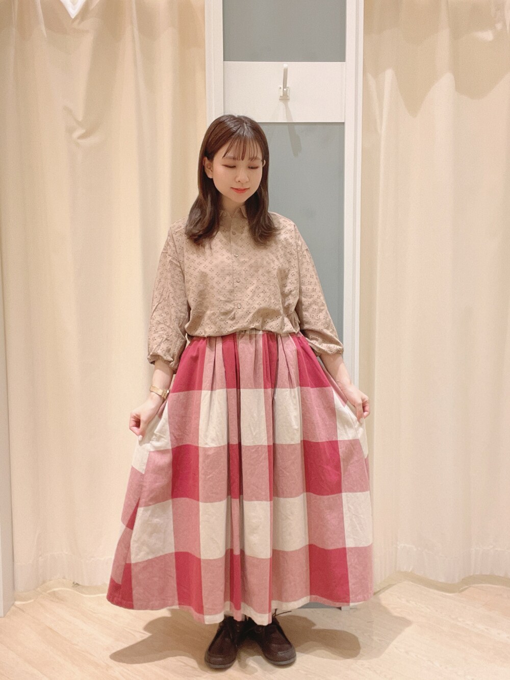 パープル系のスカート、ブラウン系のその他シューズ、ベージュ系のショルダーバッグを着用したレディースの夏コーディネートの2枚目の写真