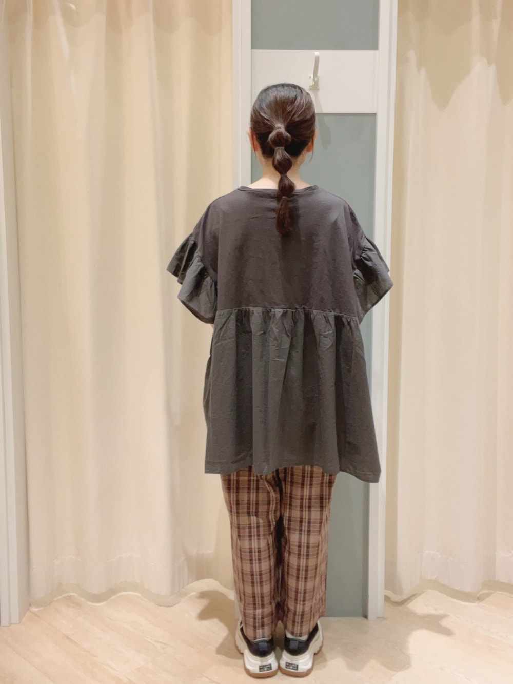 「SM2、Samansa Mos2、サマンサ モスモス(Samansa Mos2)、シンプルコーデ、ナチュラル、チュニック、チェックパンツ、チェック、パンツスタイル、converse、夏コーデ」｜「Samansa Mos2の【接触冷感】柄アソートゆるストレートパンツ（その他パンツ、ブラウン系）」を使った、𝙼 𝙸 𝚈 𝚄さん（レディース・158cm）の夏コーディネートの3枚目の写真