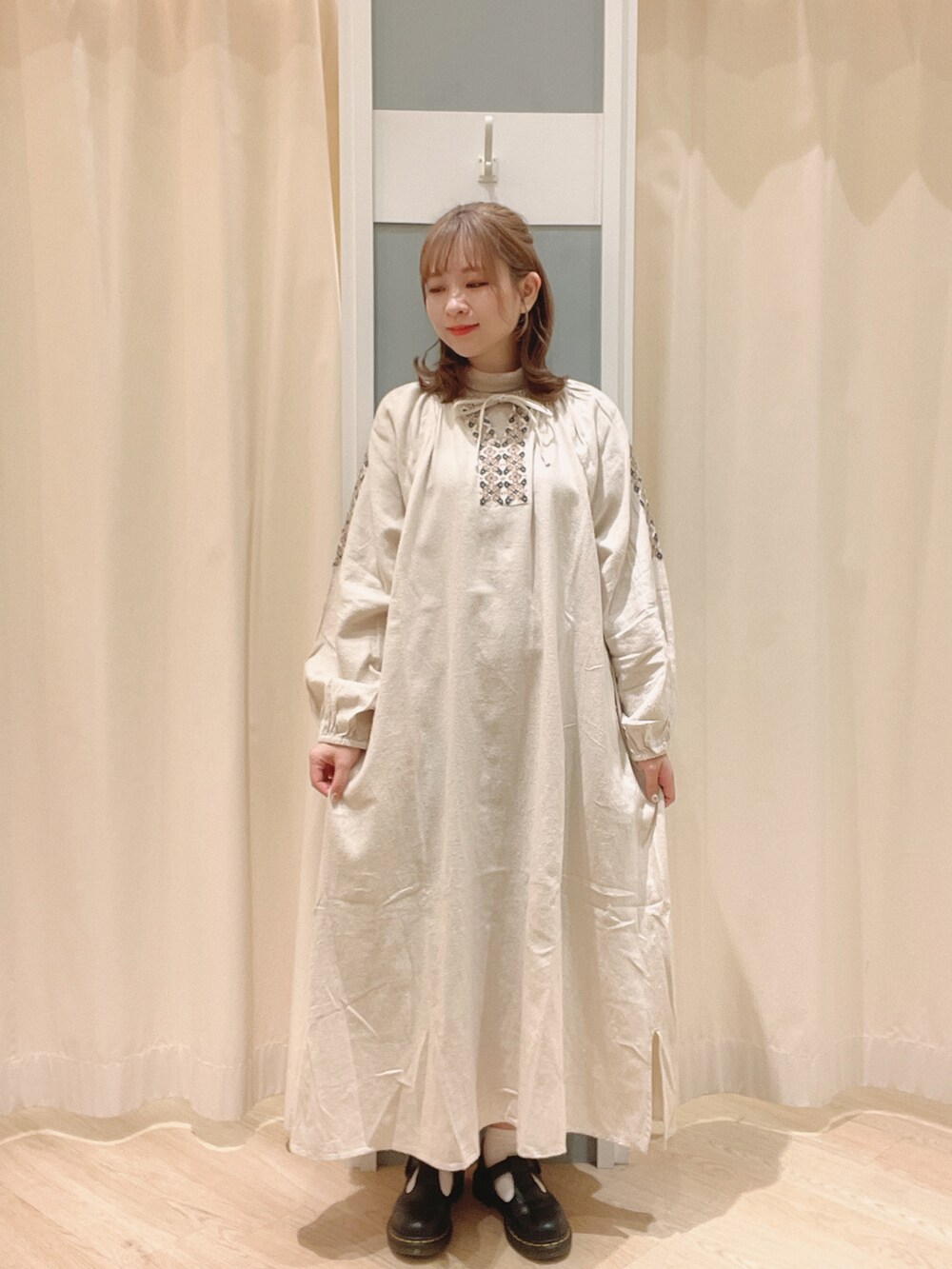 「SM2、Samansa Mos2、サマンサ モスモス(Samansa Mos2)、ナチュラル、ナチュラルガーリー、ワンピース、刺繍、ボアコート」｜「Samansa Mos2のベア天竺無地タートルネックカットソー（Tシャツ/カットソー、ベージュ系）」を使った、𝙼 𝙸 𝚈 𝚄さん（レディース・158cm）の冬コーディネートの3枚目の写真