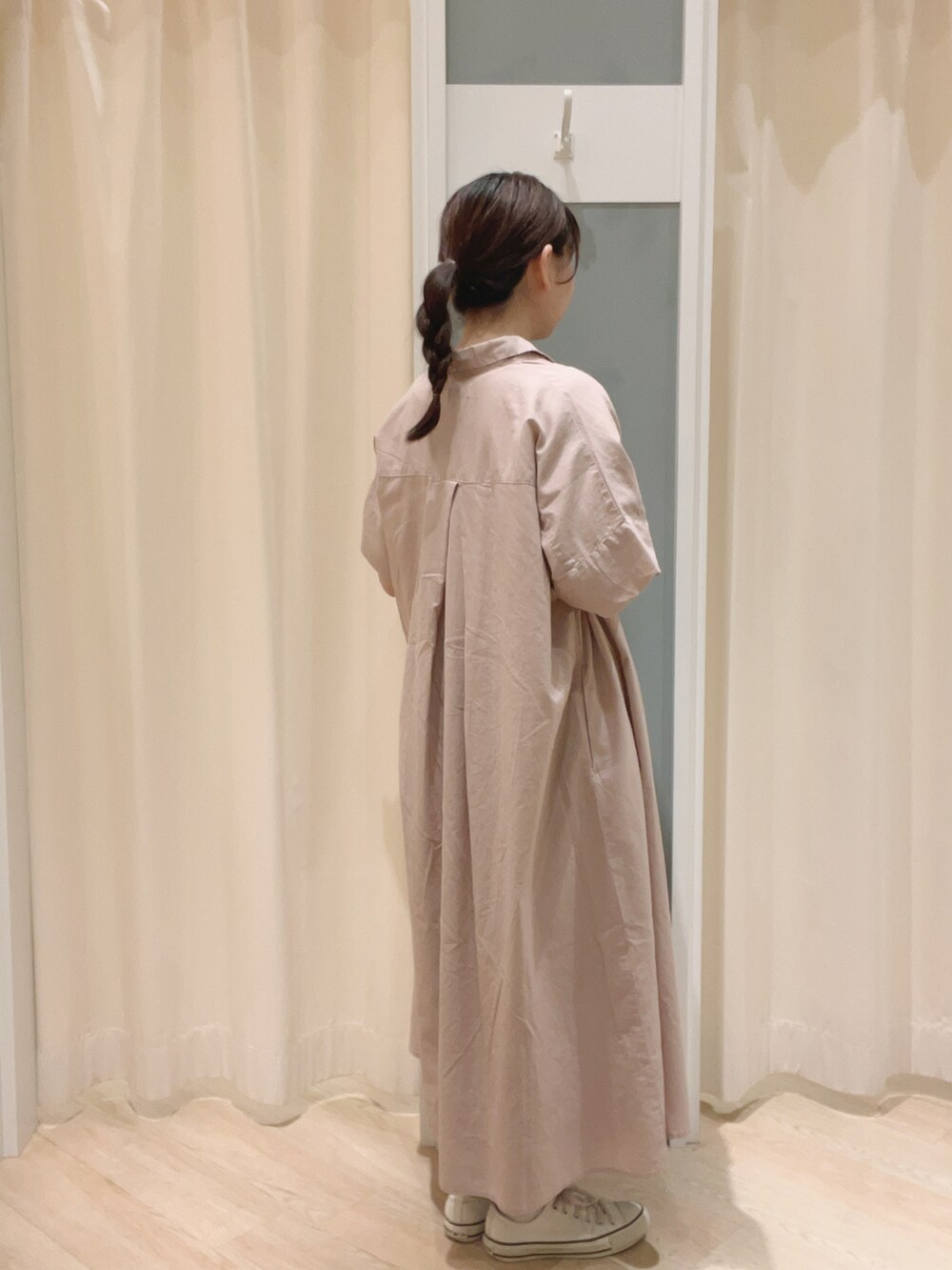 「Samansa Mos2、SM2、サマンサ モスモス(Samansa Mos2)、ナチュラル、シンプルコーデ、ロゴT、ワンピース、シャツワンピ、パンツスタイル、夏コーデ、秋コーデ」｜「CONVERSEのconverse コンバース AS CORK-PT OX オールスター コルクPT OX 31306290 ABC-MART限定 *NATURAL（スニーカー、ホワイト系）」を使った、𝙼 𝙸 𝚈 𝚄さん（レディース・158cm）の夏コーディネートの2枚目の写真