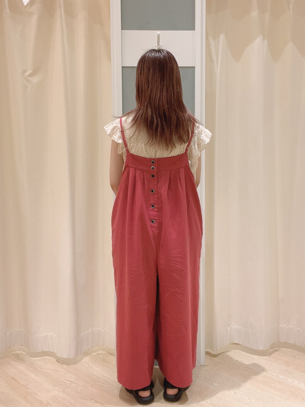 ブラック系のサンダル、ピンク系のサロペット/オーバーオール、ホワイト系のシャツ/ブラウスを着用したレディースの夏コーディネートの3枚目の写真