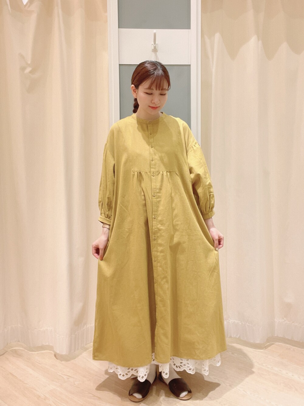 ホワイト系のかごバッグ、ブラウン系のサンダル、ホワイト系のスカートを着用したレディースの夏コーディネートの2枚目の写真