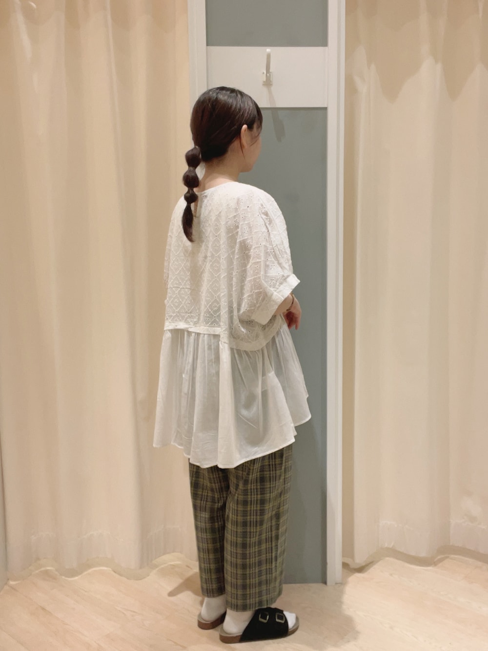 「Samansa Mos2、SM2、サマンサ モスモス(Samansa Mos2)、チュニック、レースチュニック、レース、パンツスタイル、チェック、チェックパンツ、パンツ、秋コーデ、夏コーデ、ナチュラル、シンプルコーデ」｜「Samansa Mos2のインドカットワークレース切替ブラウス（シャツ/ブラウス、ホワイト系）」を使った、𝙼 𝙸 𝚈 𝚄さん（レディース・158cm）の夏コーディネートの2枚目の写真