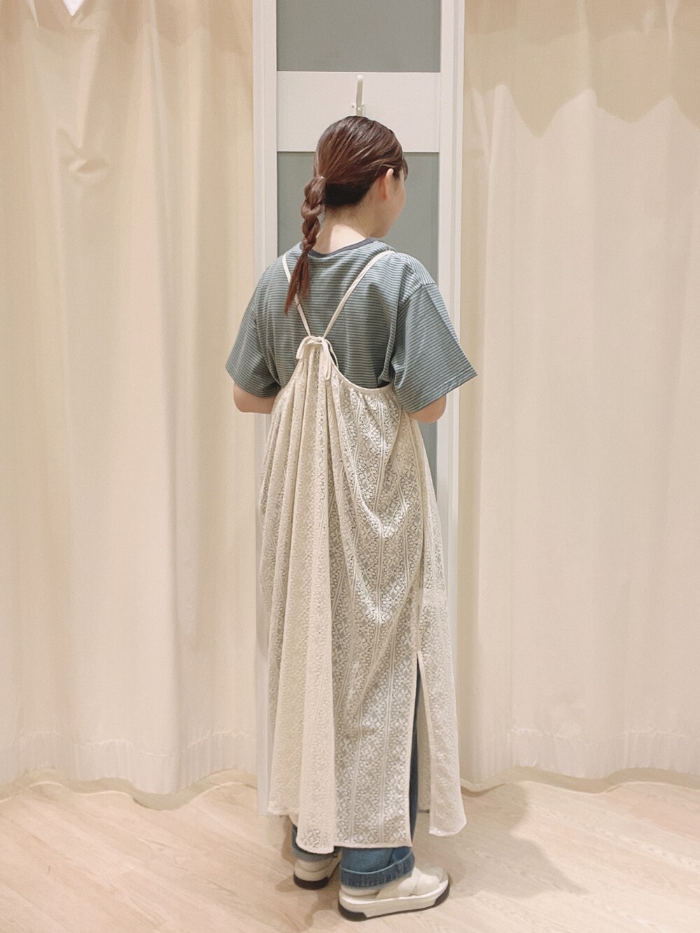 ホワイト系のサンダル、ホワイト系のワンピース、ブルー系のTシャツ/カットソーを着用したレディースの夏コーディネートの2枚目の写真