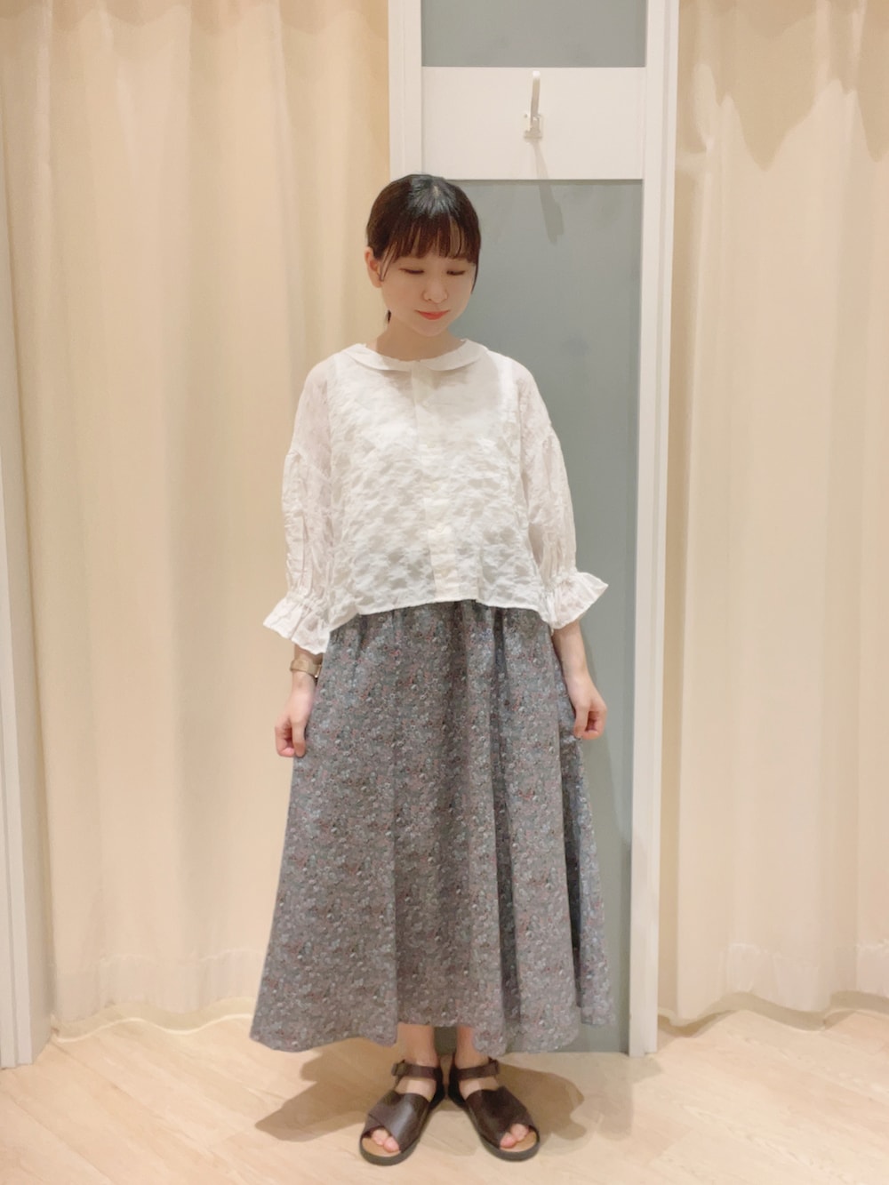 「Samansa Mos2、SM2、サマンサ モスモス(Samansa Mos2)、メルカドバッグ、バッグ、シア―ブラウス、シアー、セーラーカラー、スカート、花柄、花柄スカート、レトロ、ナチュラル、ナチュラルガーリー、夏コーデ」｜「Samansa Mos2のアンクルストラップクロスサンダル（サンダル、ブラウン系）」を使った、𝙼 𝙸 𝚈 𝚄さん（レディース・158cm）の夏コーディネートの2枚目の写真