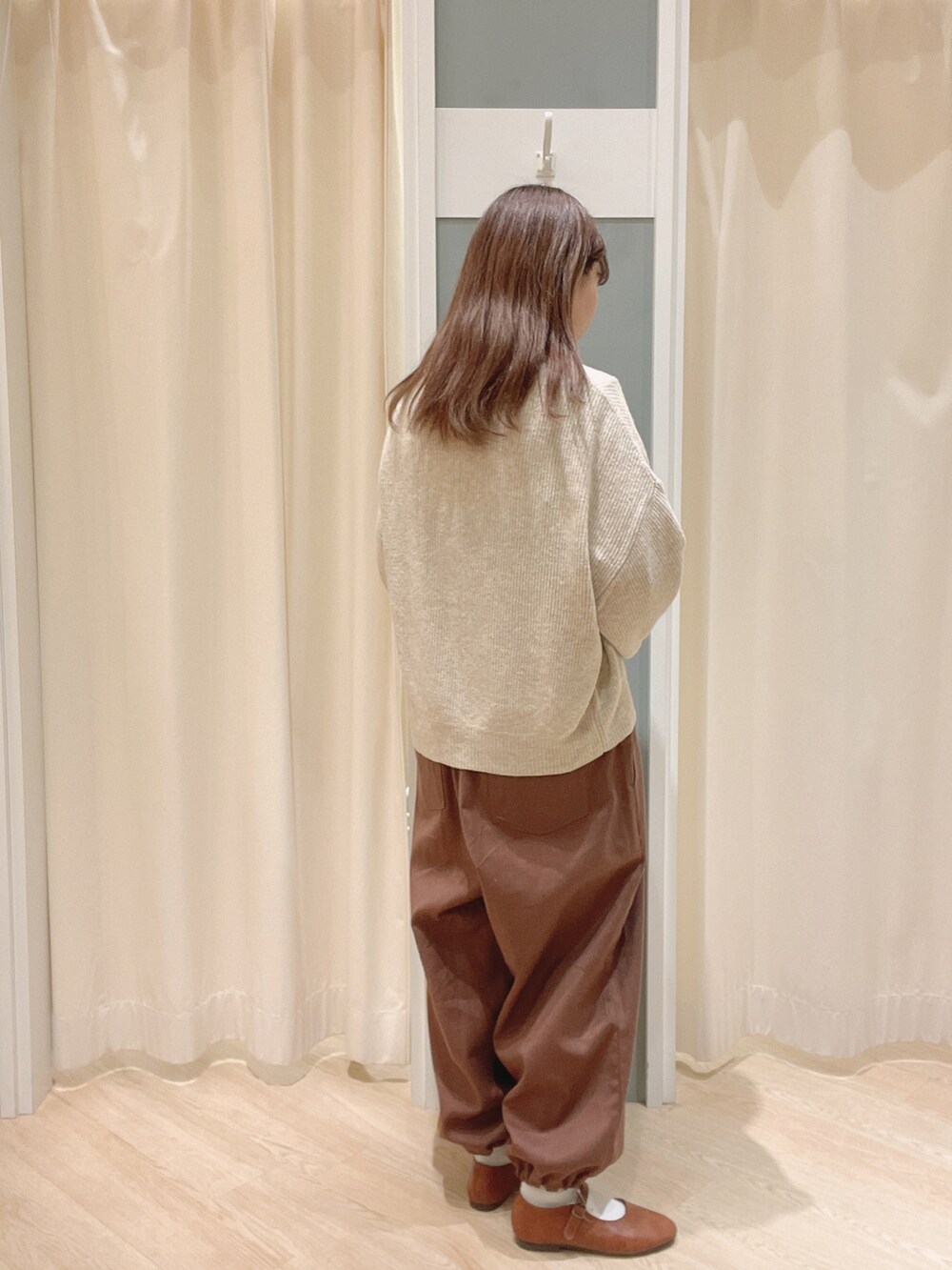 「SM2、Samansa Mos2、サマンサ モスモス(Samansa Mos2)、秋コーデ、ナチュラル、シンプルコーデ、刺繍、カーディガン、サロペット」｜「Samansa Mos2のワンストラップシューズ（パンプス、イエロー系）」を使った、𝙼 𝙸 𝚈 𝚄さん（レディース・158cm）の秋コーディネートの2枚目の写真