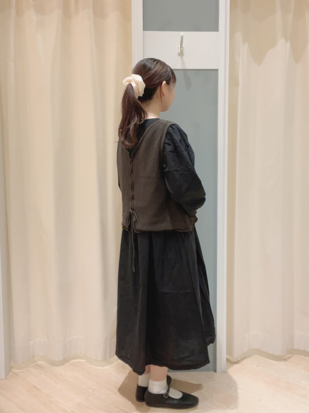 「SM2、Samansa Mos2、サマンサ モスモス(Samansa Mos2)、ワンピース、ベスト、前後着ベスト、かごバッグ、ワンストラップシューズ、ナチュラル、ナチュラルガーリー、大人ガーリー、秋コーデ」｜「Samansa Mos2の透かし編みアバカバッグ（ハンドバッグ、ホワイト系）」を使った、𝙼 𝙸 𝚈 𝚄さん（レディース・158cm）の夏コーディネートの3枚目の写真