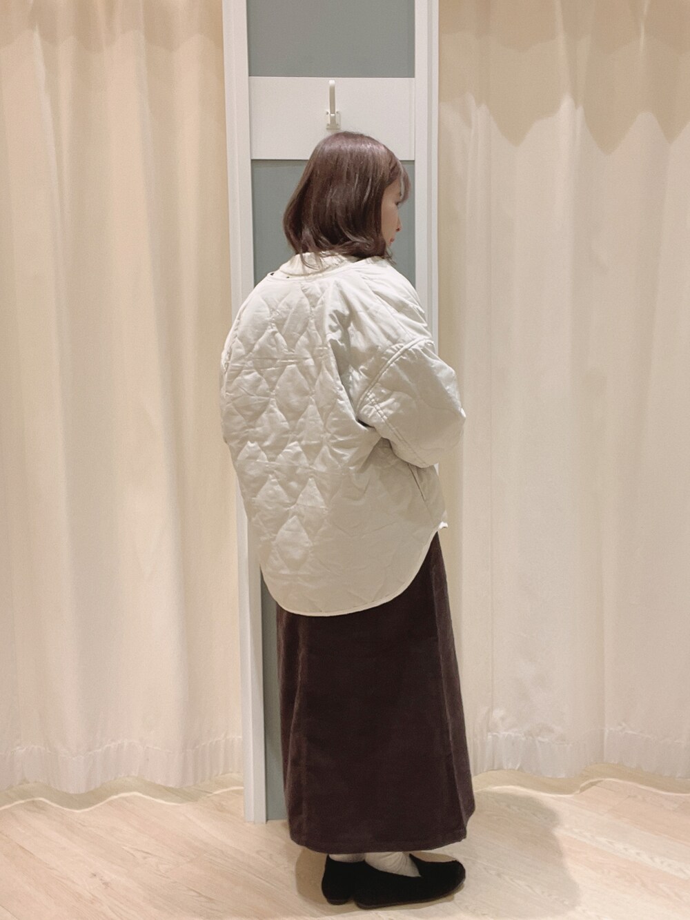 「Samansa Mos2、SM2、Samansa Mos2 blue、カジュアル、シンプル、コーデュロイ、ジャンパースカート、キルティング、秋冬コーデ、冬コーデ」｜「Samansa Mos2 blueのモカシンシューズ（モカシン/デッキシューズ、ブラック系）」を使った、𝙼 𝙸 𝚈 𝚄さん（レディース・158cm）の冬コーディネートの2枚目の写真