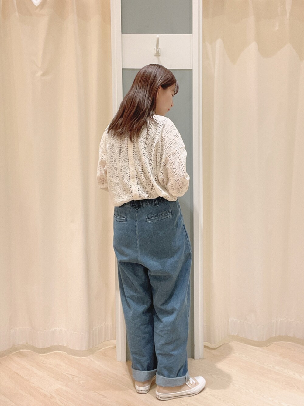 イエロー系のスニーカー、レッド系のショルダーバッグ、ホワイト系のカーディガン/ボレロを着用したレディースの夏コーディネートの3枚目の写真