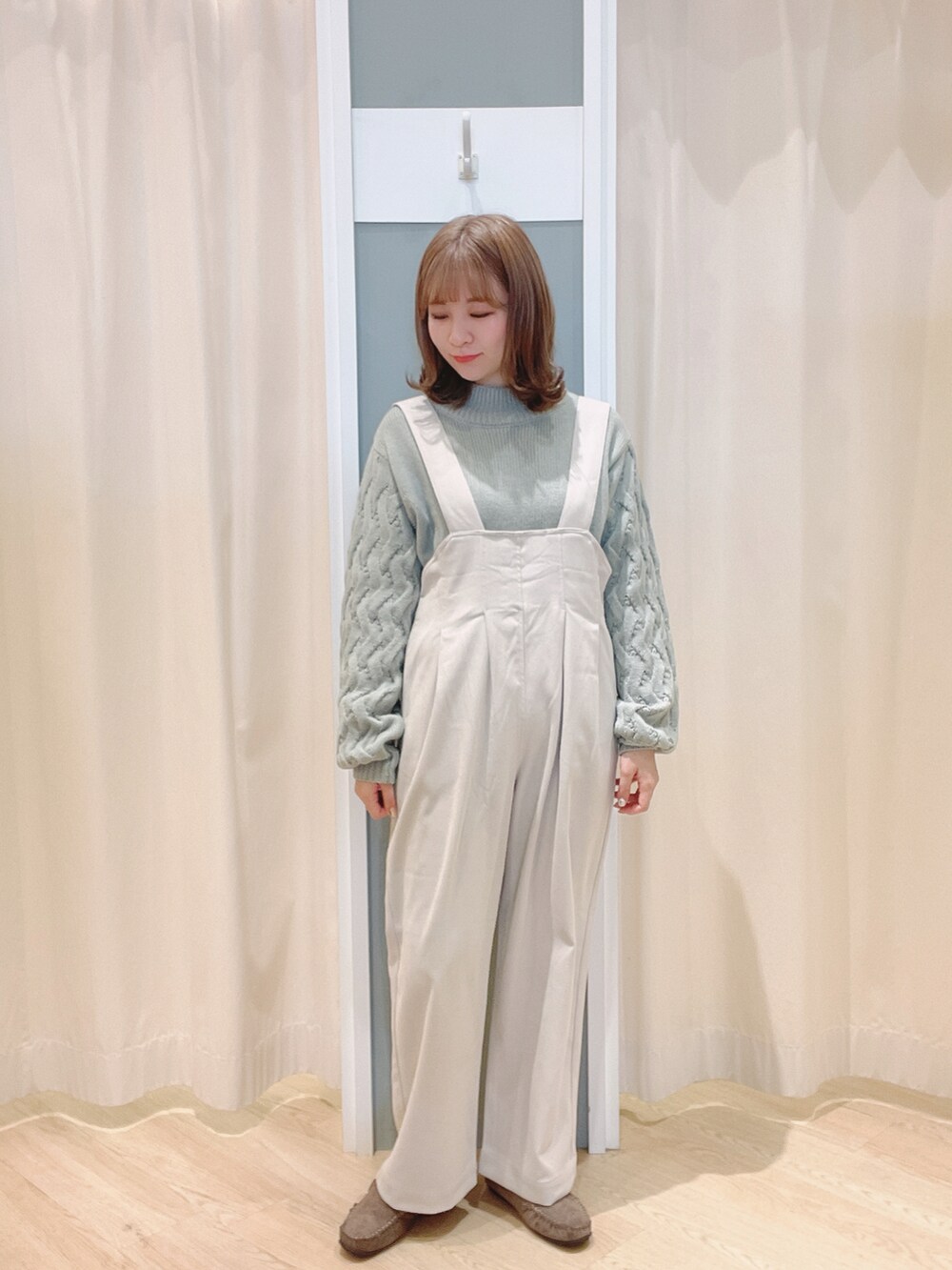 「SM2、Samansa Mos2、Samansa Mos2 blue、秋冬コーデ、冬コーデ、サロペット、ボア、フリース、リバーシブル、カジュアル」｜「Samansa Mos2 blueの袖ケーブルニットプルオーバー（ニット/セーター、グリーン系）」を使った、𝙼 𝙸 𝚈 𝚄さん（レディース・158cm）の冬コーディネートの2枚目の写真